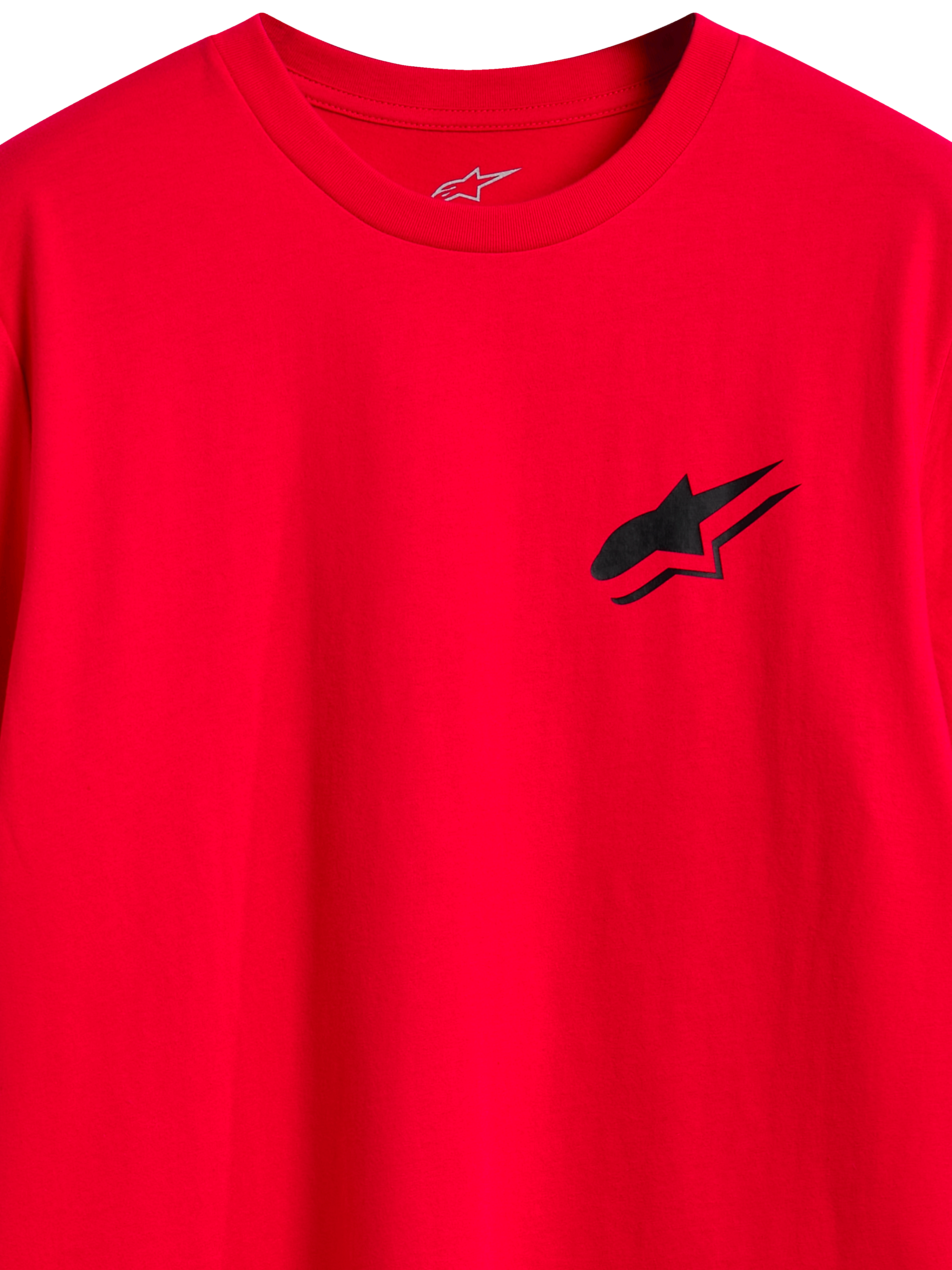 Alpinestars Formulate CSF Tee, maglietta a maniche corte, rosso, logo Astars nero sul petto, vista ravvicinata dello scollo e della grafica frontale, abbigliamento lifestyle casual