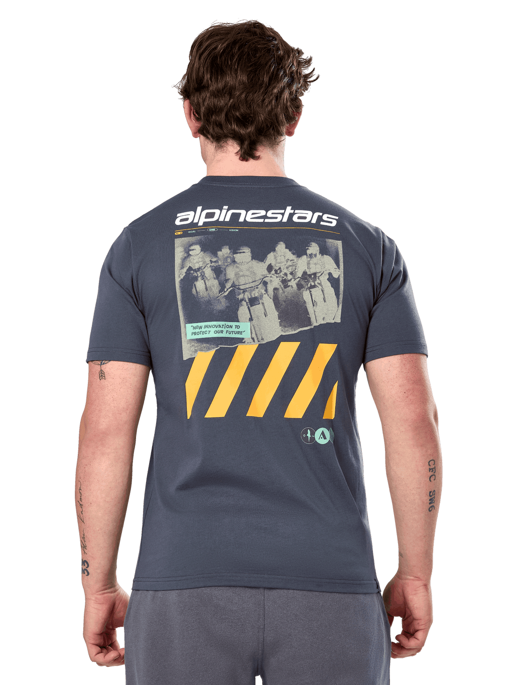 Alpinestars No Barrier Csf Tee, t-shirt a maniche corte, carbone, grande grafica posteriore con fotografia motocross in stile vintage e strisce diagonali gialle, abbigliamento casual motorsport
