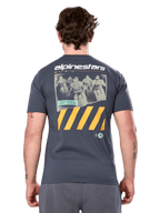 Alpinestars No Barrier Csf Tee, t-shirt a maniche corte, carbone, grande grafica posteriore con fotografia motocross in stile vintage e strisce diagonali gialle, abbigliamento casual motorsport
