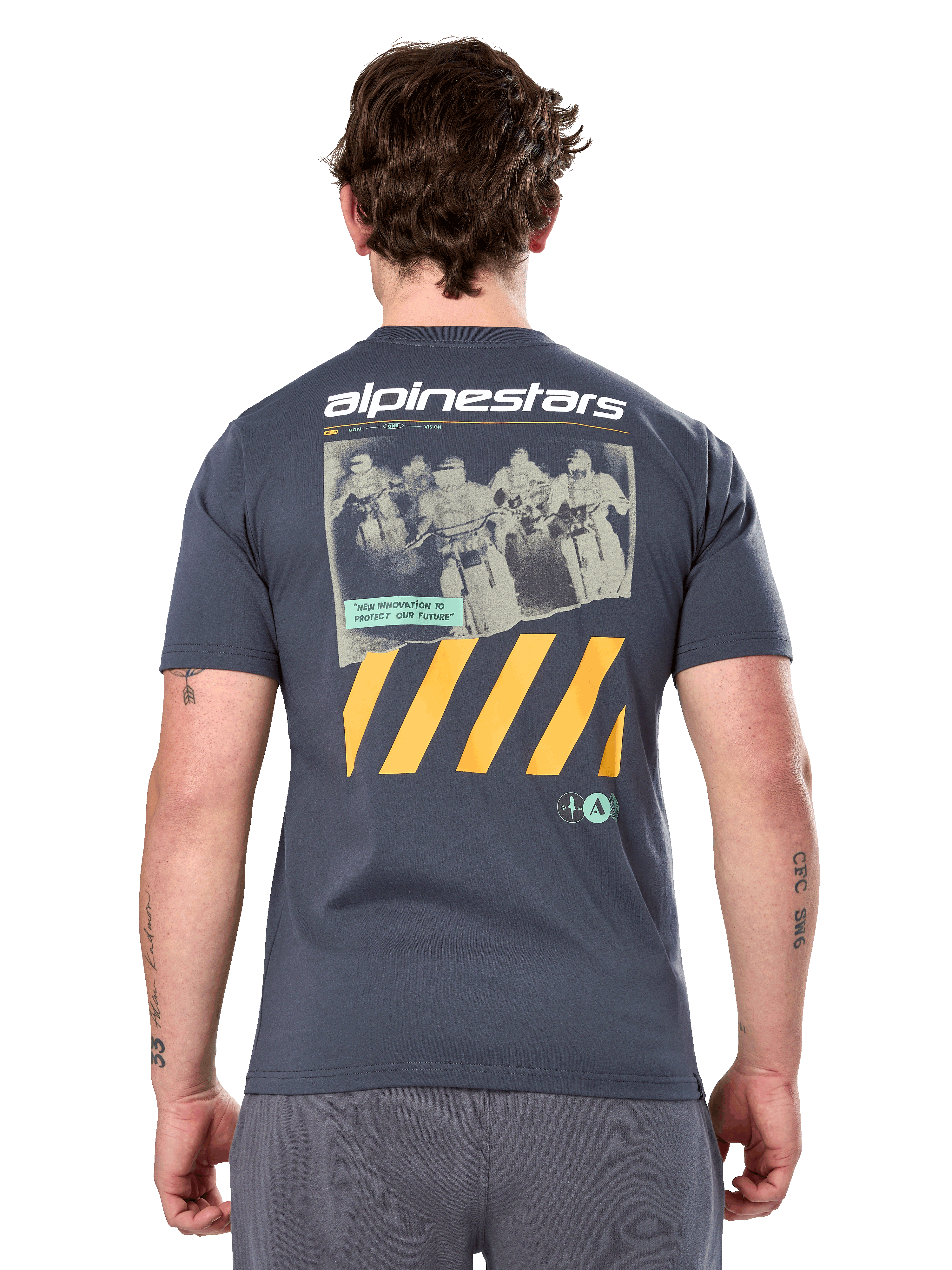 Alpinestars No Barrier Csf Tee, t-shirt a maniche corte, carbone, grande grafica posteriore con fotografia motocross in stile vintage e strisce diagonali gialle, abbigliamento casual motorsport