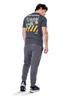 Alpinestars No Barrier CSF Tee, t-shirt a maniche corte, Charcoal, vista posteriore con grande grafica fotografica effetto invecchiato, strisce diagonali gialle e logo bianco, streetwear casual ispirato al motorsport