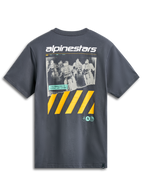 Alpinestars No Barrier CSF Tee, t-shirt a maniche corte, grigio antracite, grande grafica con foto motocross effetto invecchiato, logo Alpinestars bianco e vivaci strisce diagonali gialle, streetwear casual ispirato al motorsport