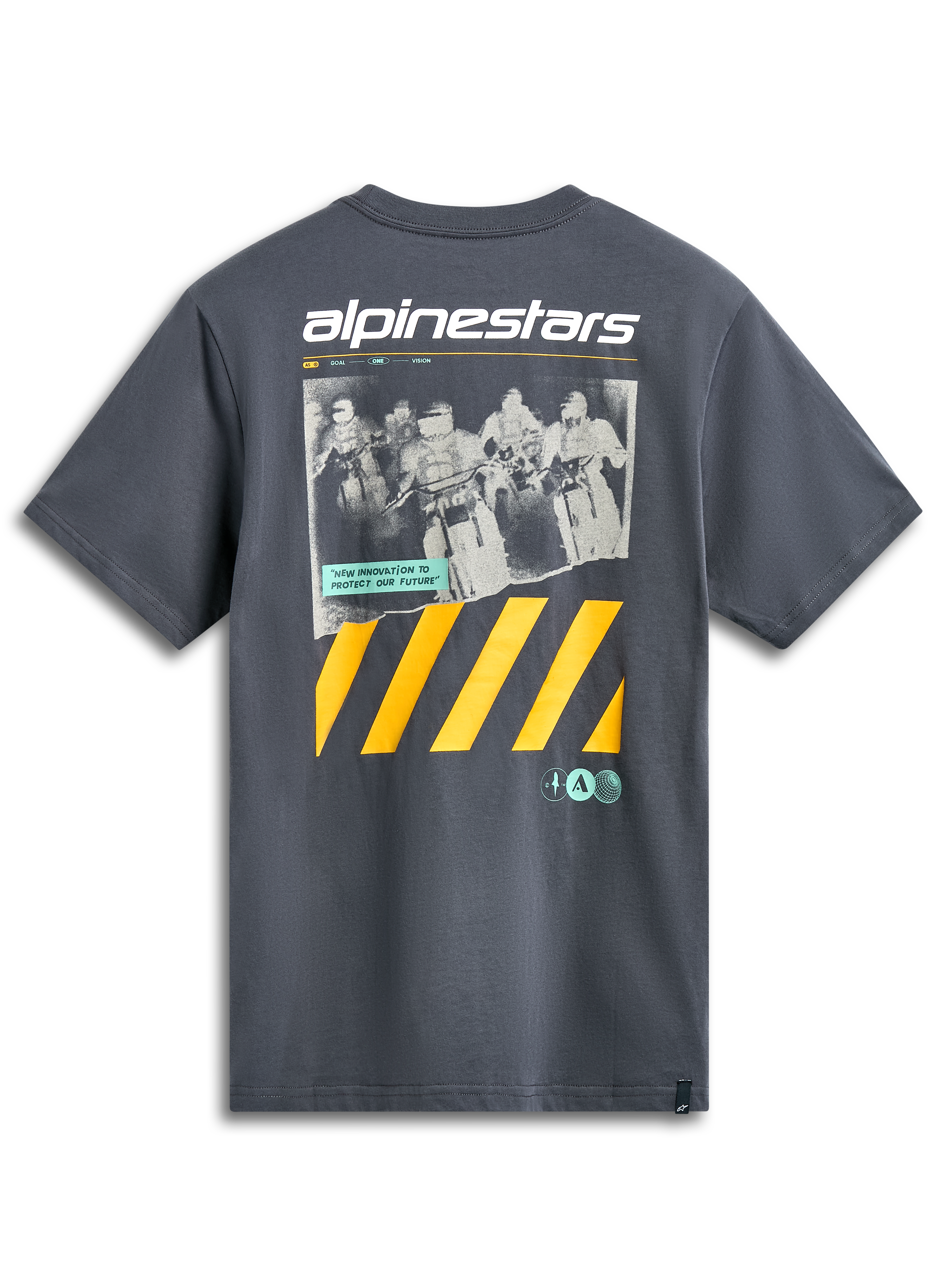 Alpinestars No Barrier CSF Tee, t-shirt a maniche corte, grigio antracite, grande grafica con foto motocross effetto invecchiato, logo Alpinestars bianco e vivaci strisce diagonali gialle, streetwear casual ispirato al motorsport