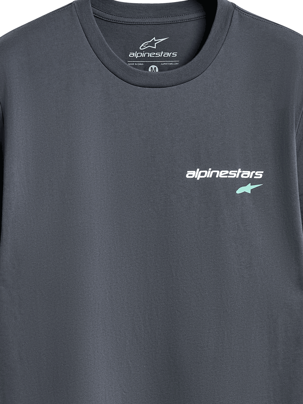 Alpinestars No Barrier CSF Tee, t-shirt a maniche corte, Charcoal, primo piano del logo sul petto con scritta Alpinestars bianca e simbolo della stella azzurro, streetwear casual motorsport