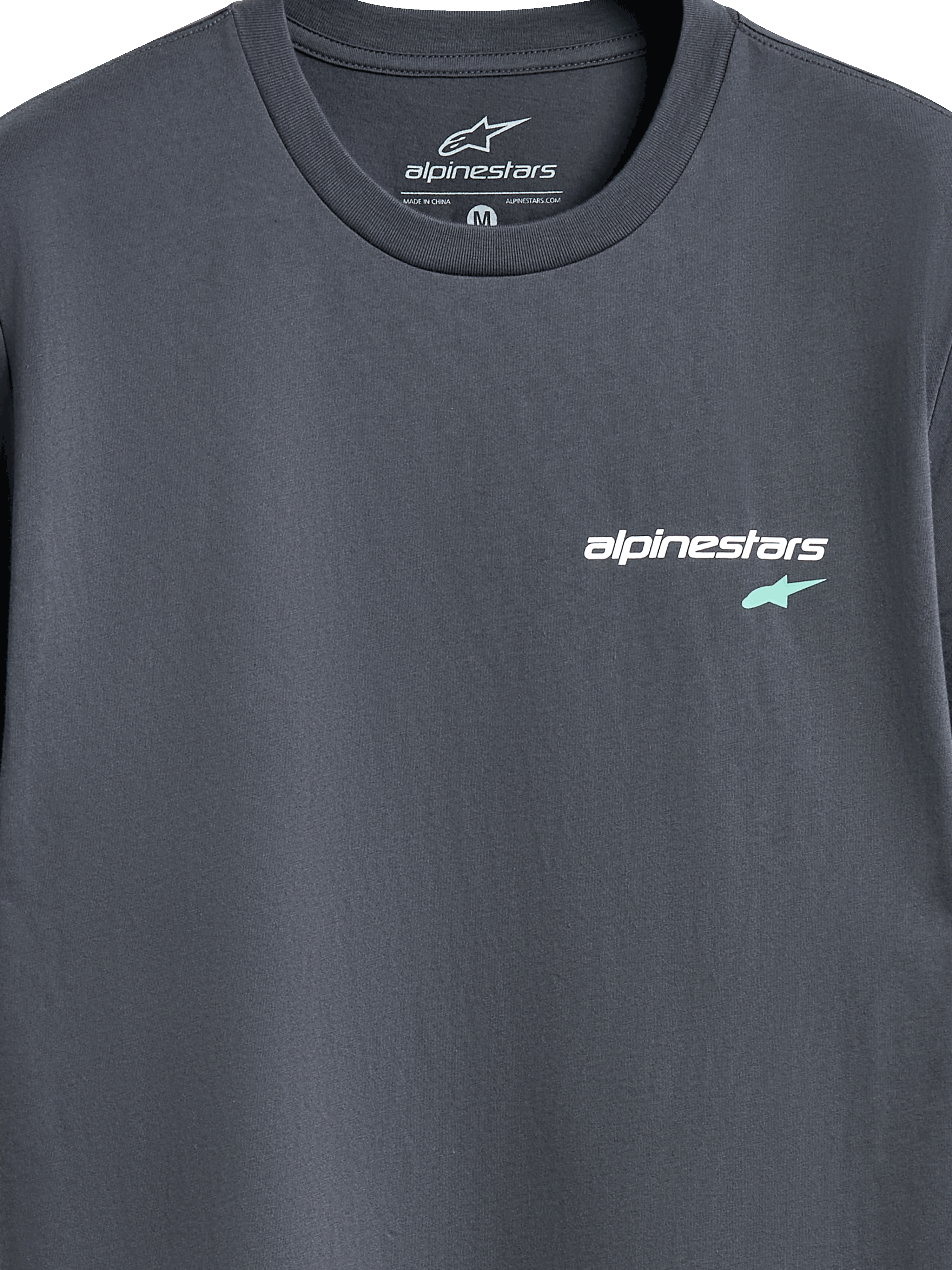Alpinestars No Barrier CSF Tee, t-shirt a maniche corte, Charcoal, primo piano del logo sul petto con scritta Alpinestars bianca e simbolo della stella azzurro, streetwear casual motorsport