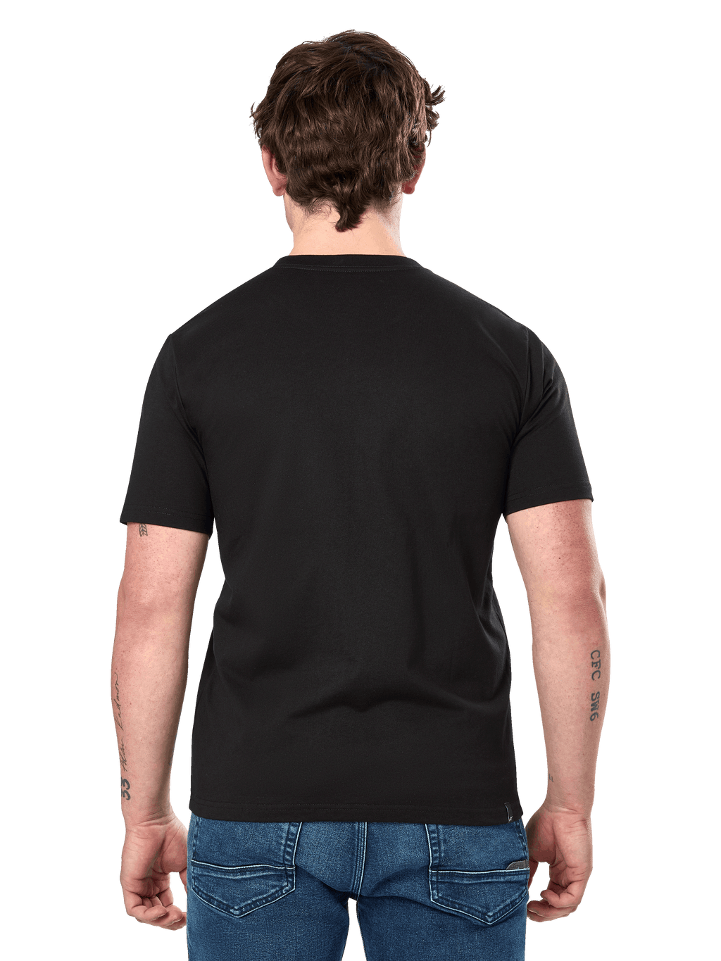 Alpinestars Dot Carbon CSF Tee, t-shirt a maniche corte, nera, vista posteriore su modello con retro semplice e vestibilità casual, indossata con jeans blu, streetwear ispirato al motorsport
