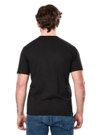Alpinestars Dot Carbon CSF Tee, t-shirt a maniche corte, nera, vista posteriore su modello con retro semplice e vestibilità casual, indossata con jeans blu, streetwear ispirato al motorsport