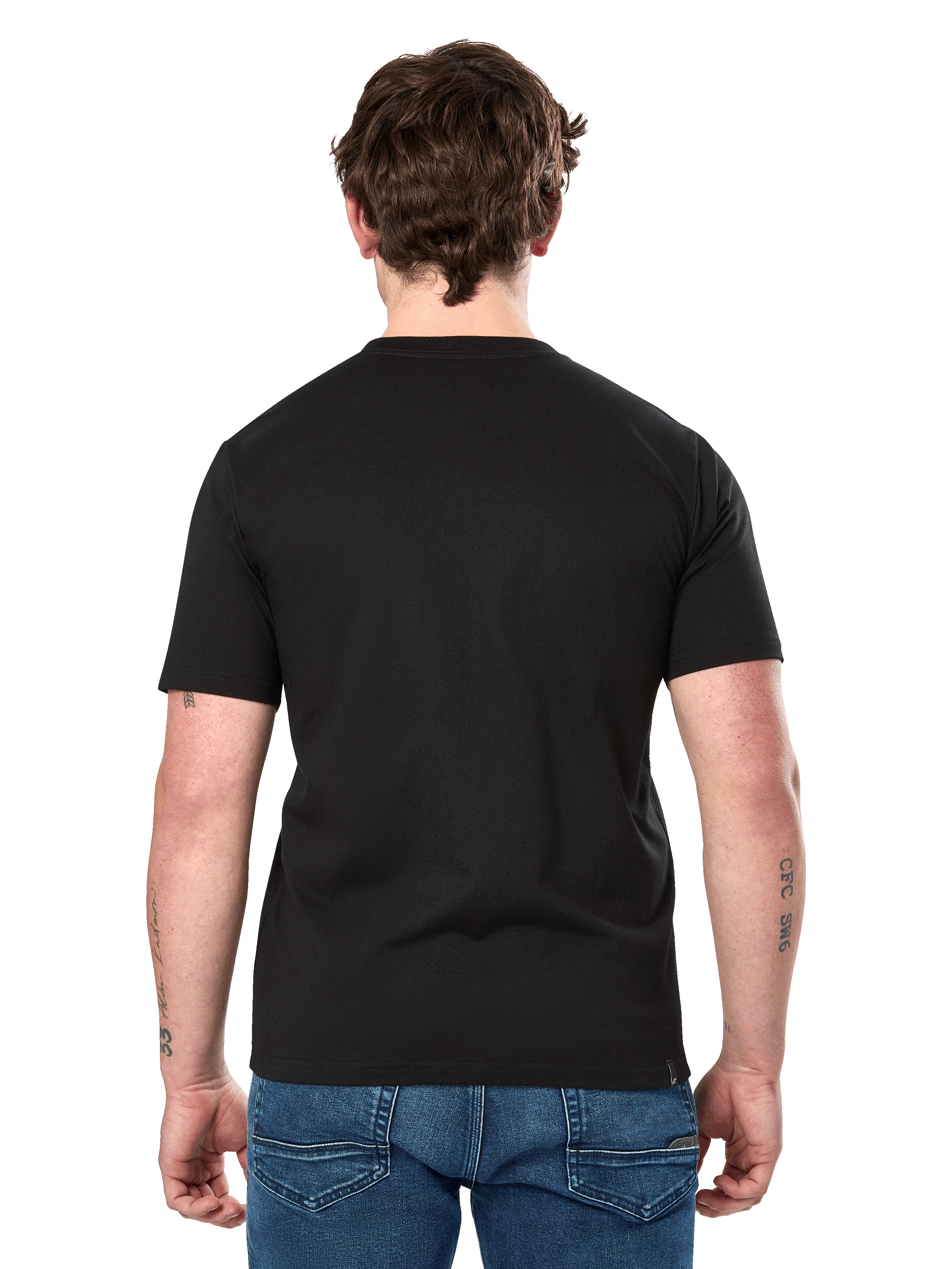 Alpinestars Dot Carbon CSF Tee, t-shirt a maniche corte, nera, vista posteriore su modello con retro semplice e vestibilità casual, indossata con jeans blu, streetwear ispirato al motorsport
