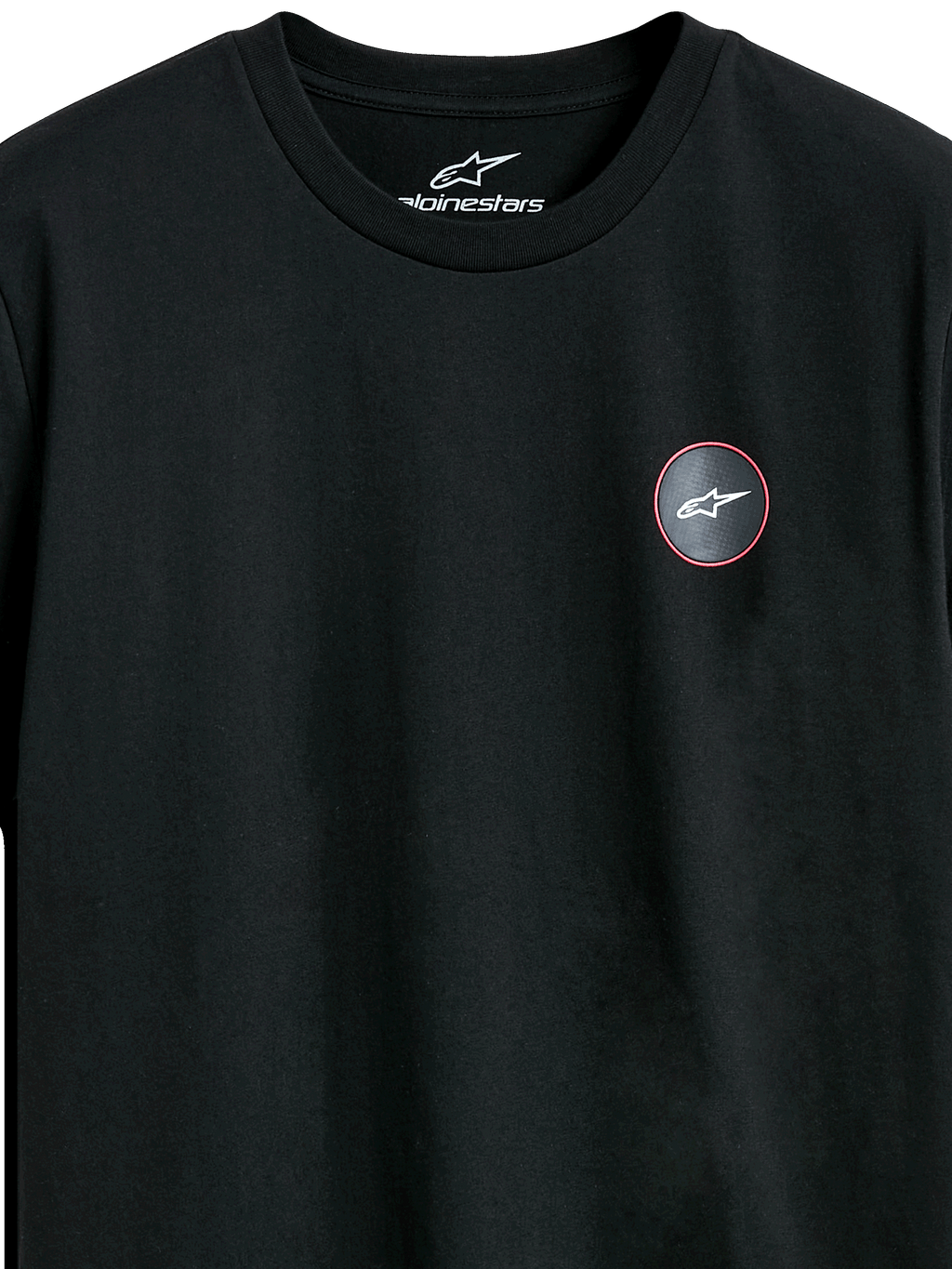 Alpinestars Dot Carbon CSF Tee, t-shirt a maniche corte, nero, primo piano del logo circolare sul petto con effetto fibra di carbonio e simbolo Astars bianco, streetwear casual da motorsport