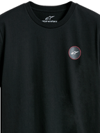 Alpinestars Dot Carbon CSF Tee, t-shirt a maniche corte, nero, primo piano del logo circolare sul petto con effetto fibra di carbonio e simbolo Astars bianco, streetwear casual da motorsport