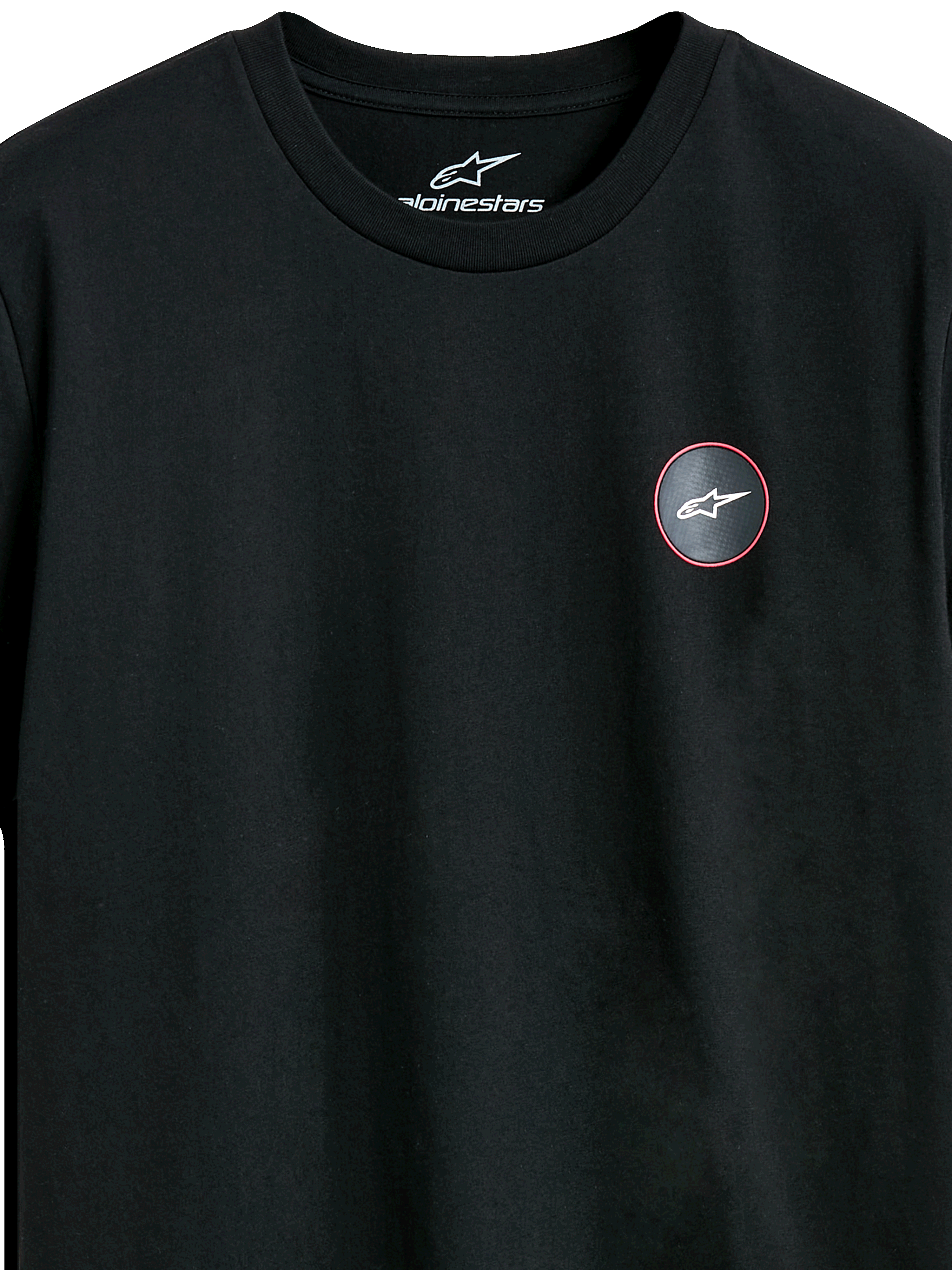 Alpinestars Dot Carbon CSF Tee, t-shirt a maniche corte, nero, primo piano del logo circolare sul petto con effetto fibra di carbonio e simbolo Astars bianco, streetwear casual da motorsport