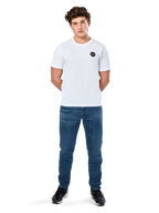 Alpinestars Dot Carbon Csf Tee, t-shirt a maniche corte, bianca, logo circolare Astars con effetto fibra di carbonio, abbigliamento casual motorsport, indossata da un modello con jeans blu e sneakers nere