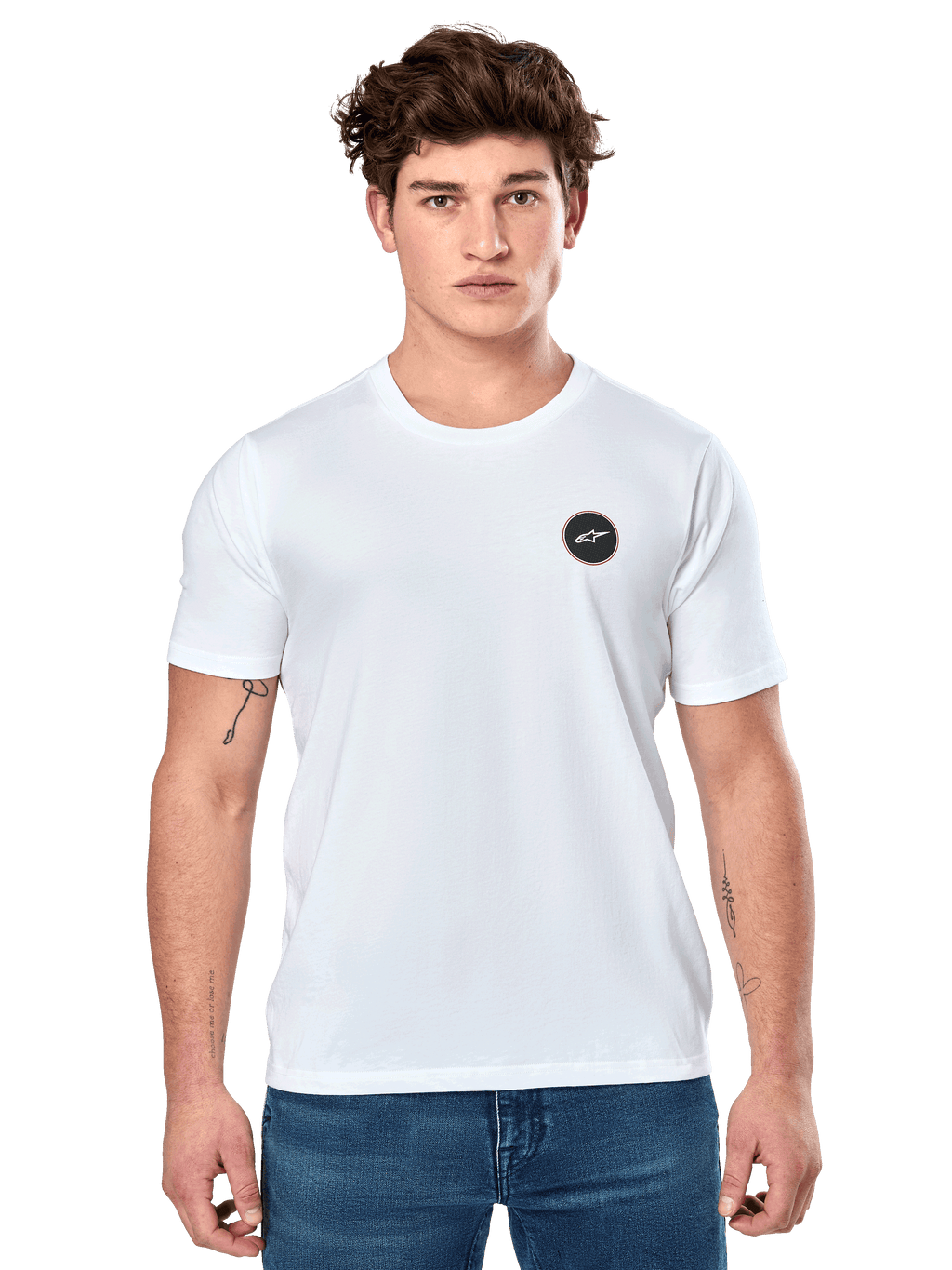 Alpinestars Dot Carbon CSF Tee, t-shirt bianca a maniche corte, modello maschile che indossa una t-shirt bianca con piccolo logo circolare nero sul petto e jeans blu, stile casual motorsport