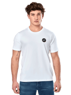 Alpinestars Dot Carbon CSF Tee, t-shirt bianca a maniche corte, modello maschile che indossa una t-shirt bianca con piccolo logo circolare nero sul petto e jeans blu, stile casual motorsport