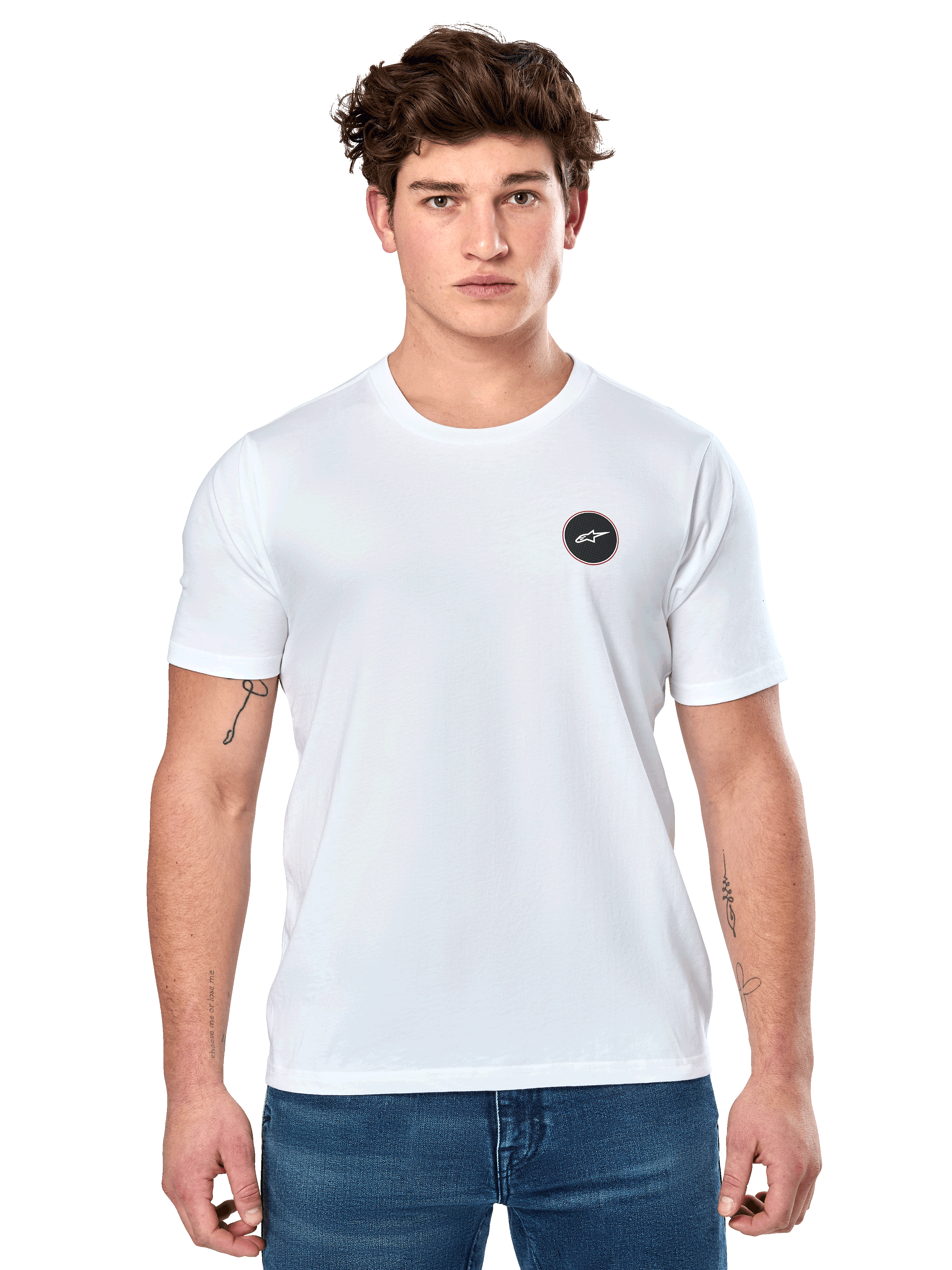 Alpinestars Dot Carbon CSF Tee, t-shirt bianca a maniche corte, modello maschile che indossa una t-shirt bianca con piccolo logo circolare nero sul petto e jeans blu, stile casual motorsport
