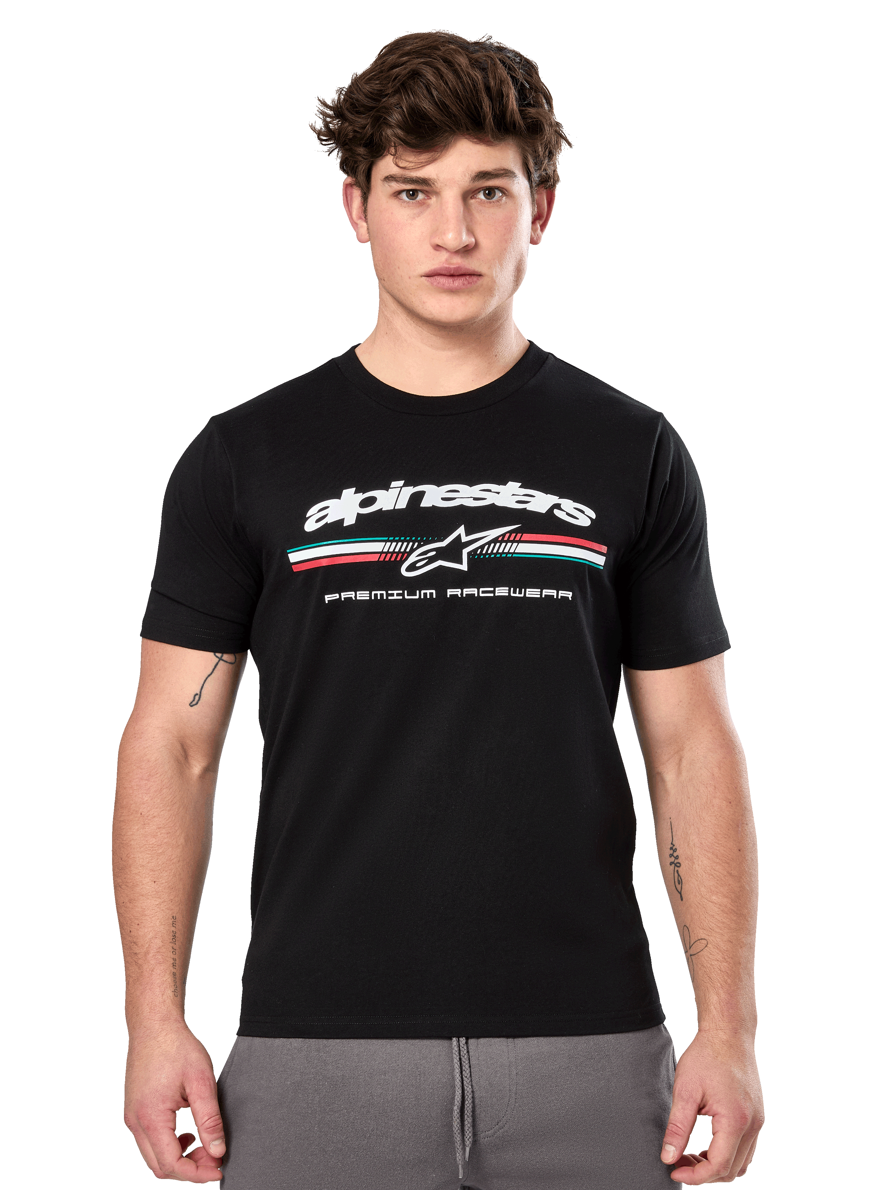 Alpinestars Prevail CSF Tee, maglietta nera a maniche corte indossata da un modello, con logo bianco, striscia tricolore e grafica "PREMIUM RACEWEAR", streetwear casual motorsport