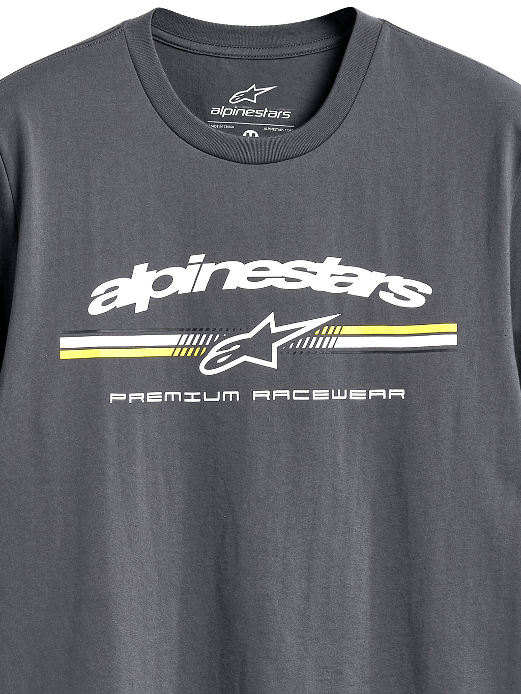 Alpinestars Prevail CSF Tee, t-shirt a maniche corte, grigio antracite, logo Alpinestars bianco con strisce stile paddock gialle e bianche, scritta 'Premium Racewear', abbigliamento sportivo casual da motorsport