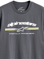 Alpinestars Prevail CSF Tee, t-shirt a maniche corte, grigio antracite, logo Alpinestars bianco con strisce stile paddock gialle e bianche, scritta 'Premium Racewear', abbigliamento sportivo casual da motorsport
