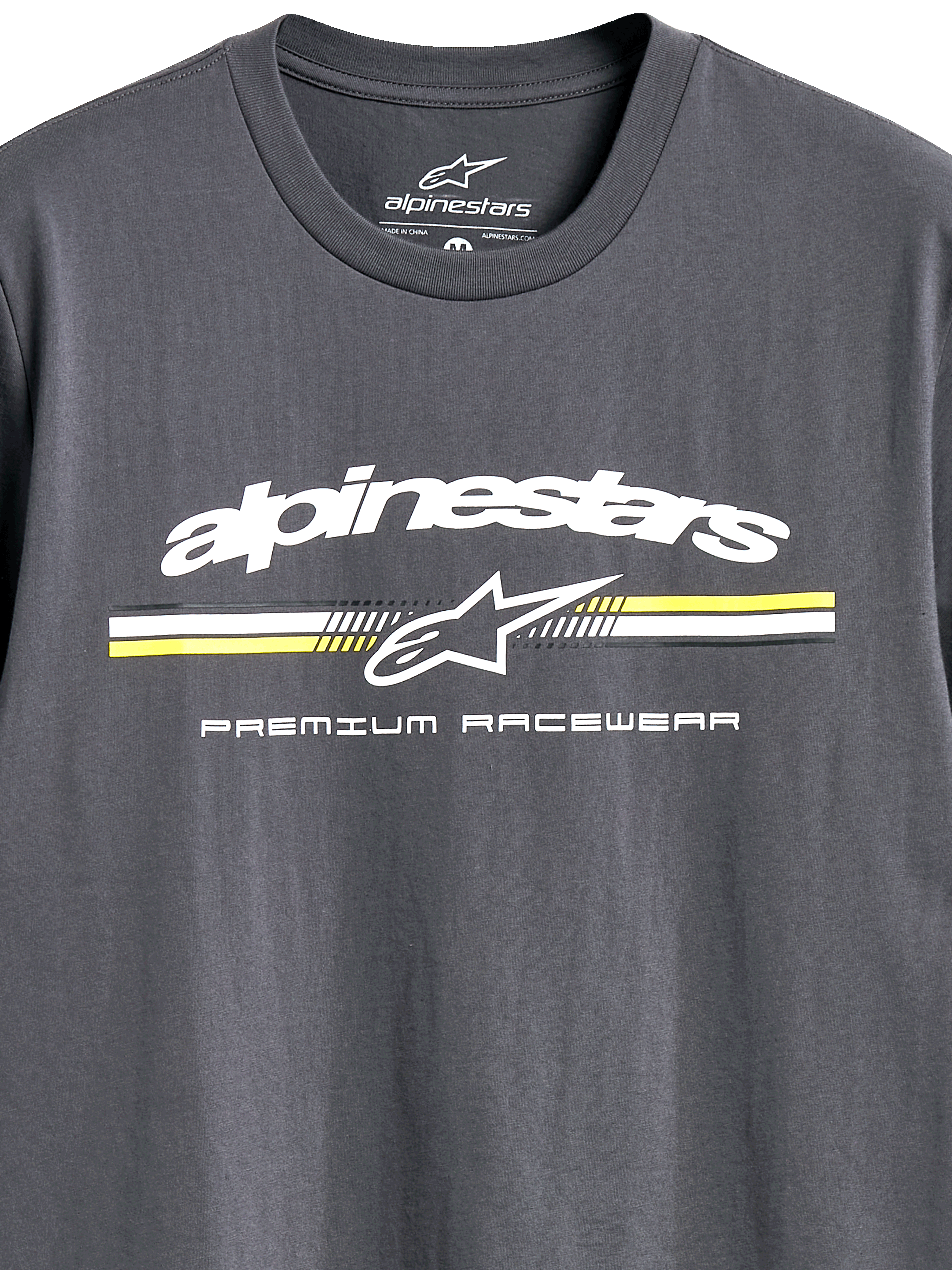 Alpinestars Prevail CSF Tee, t-shirt a maniche corte, grigio antracite, logo Alpinestars bianco con strisce stile paddock gialle e bianche, scritta 'Premium Racewear', abbigliamento sportivo casual da motorsport