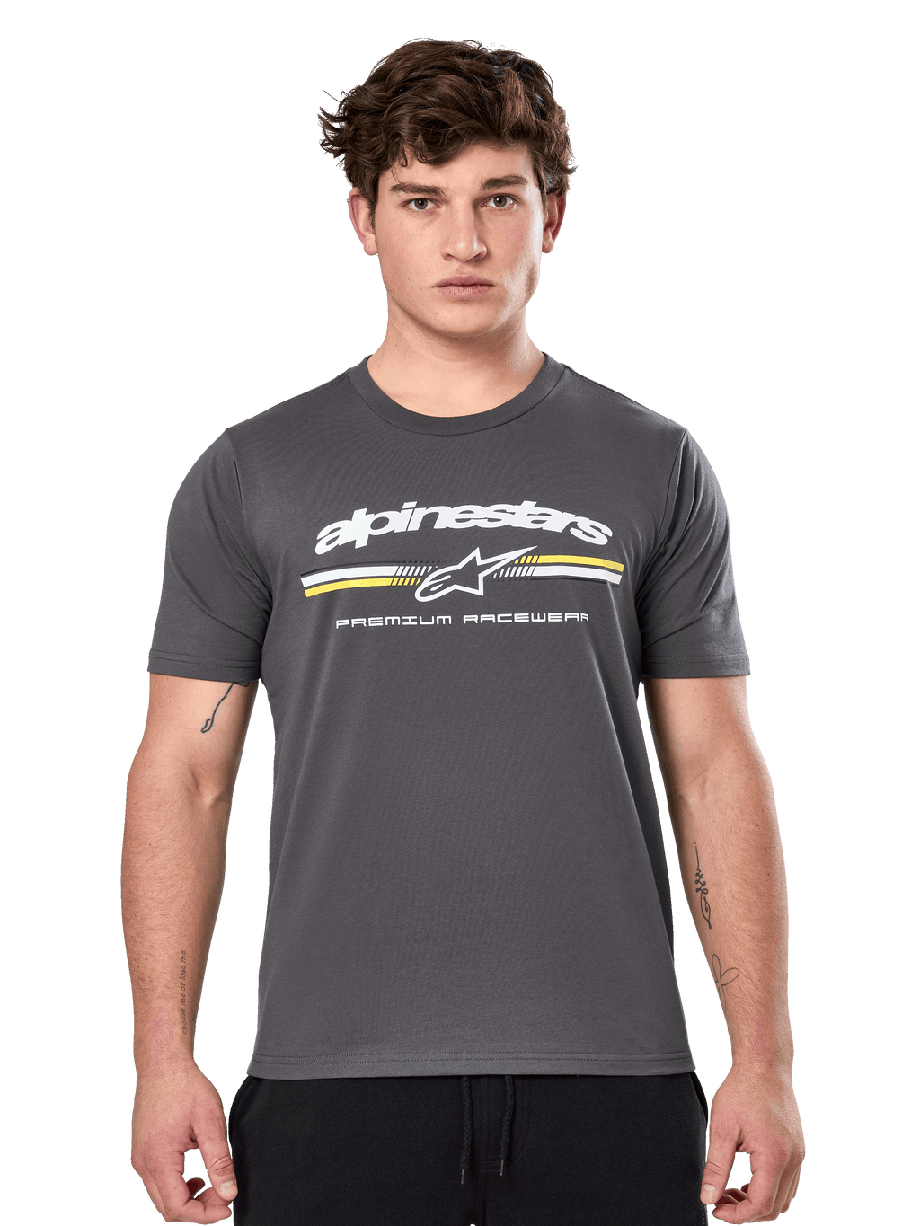 Alpinestars Prevail CSF Tee, maglietta a maniche corte grigio antracite, logo Alpinestars bianco con strisce gialle e bianche e grafica 'Premium Racewear', streetwear casual ispirato al motorsport