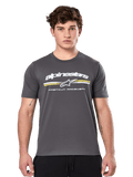 Alpinestars Prevail CSF Tee, maglietta a maniche corte grigio antracite, logo Alpinestars bianco con strisce gialle e bianche e grafica 'Premium Racewear', streetwear casual ispirato al motorsport