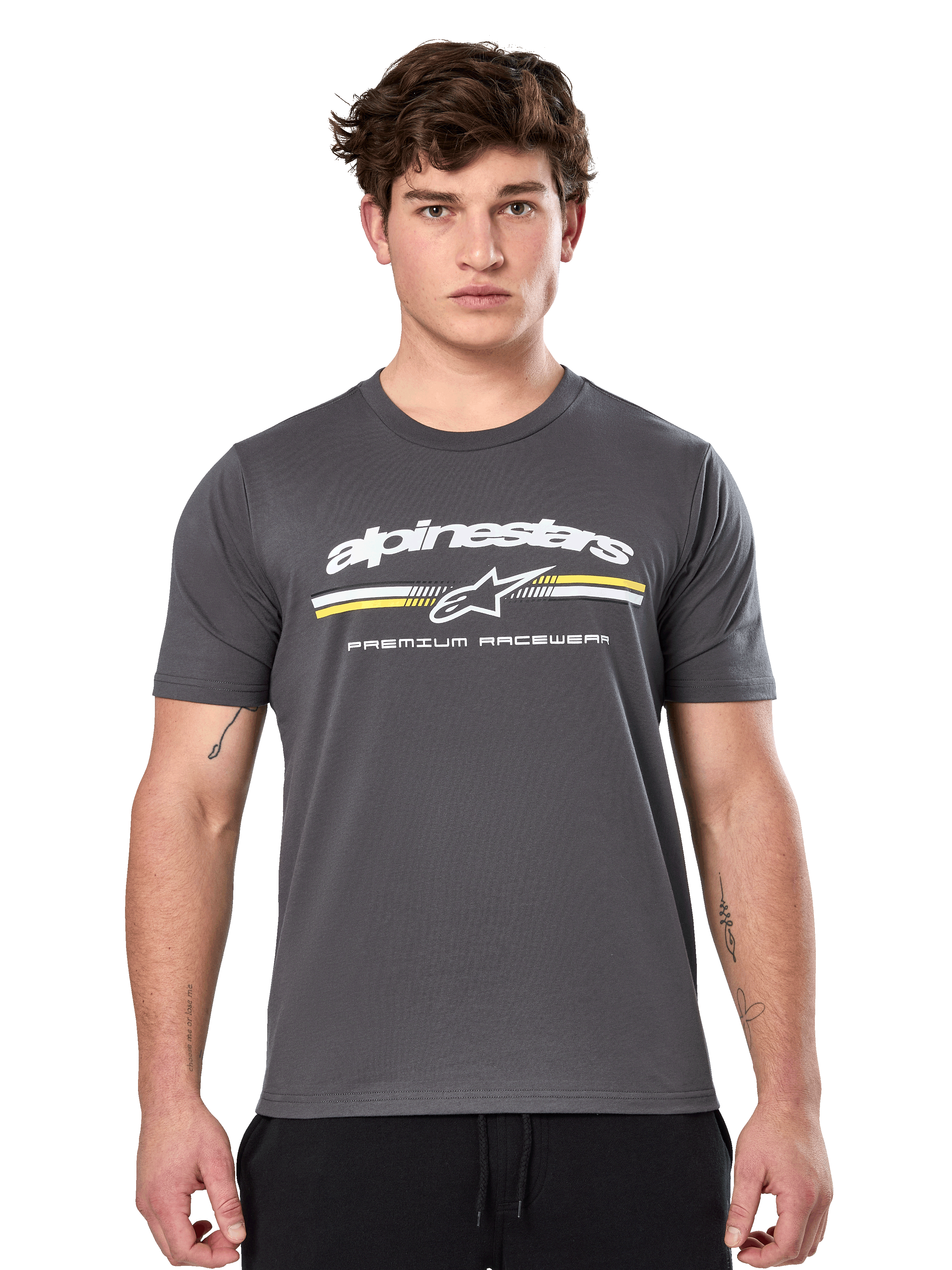 Alpinestars Prevail CSF Tee, maglietta a maniche corte grigio antracite, logo Alpinestars bianco con strisce gialle e bianche e grafica 'Premium Racewear', streetwear casual ispirato al motorsport