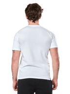 Alpinestars Prevail CSF Tee, maglietta a maniche corte, bianca, vista posteriore, indossata con pantaloni neri, abbigliamento casual motorsport streetwear