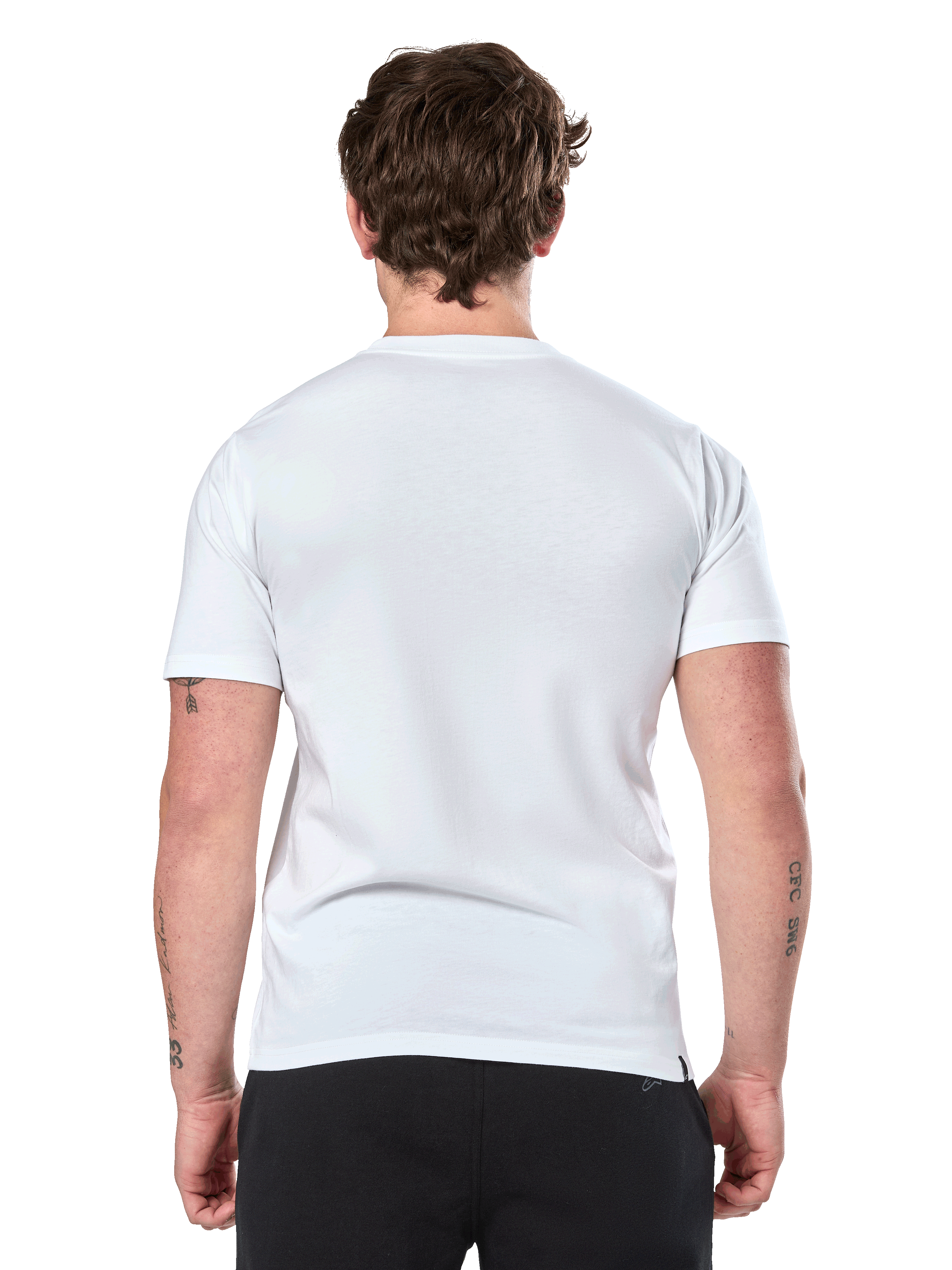 Alpinestars Prevail CSF Tee, maglietta a maniche corte, bianca, vista posteriore, indossata con pantaloni neri, abbigliamento casual motorsport streetwear