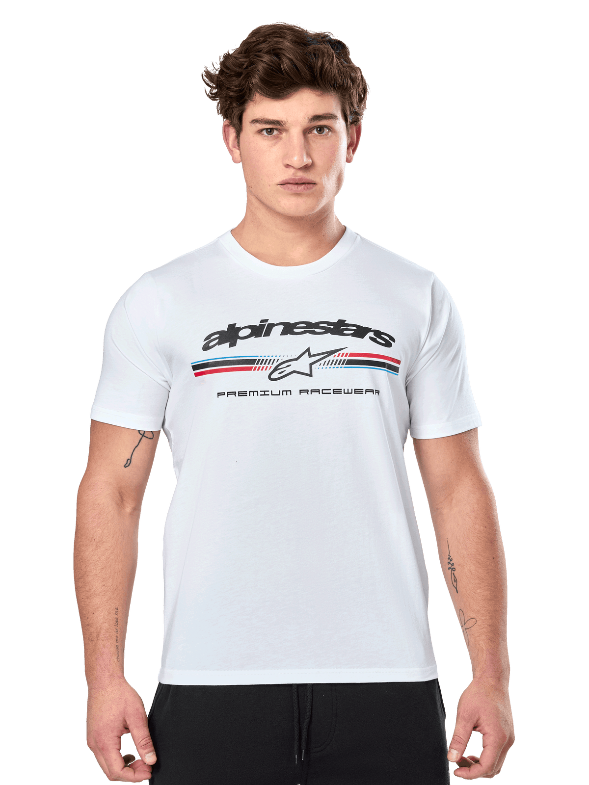 Alpinestars Prevail CSF Tee, t-shirt bianca a maniche corte, con logo frontale a strisce tricolore stile paddock con accenti rossi e blu, marchio Alpinestars nero e scritta 'Premium Racewear', indossata da un modello uomo, abbigliamento casual motorsport