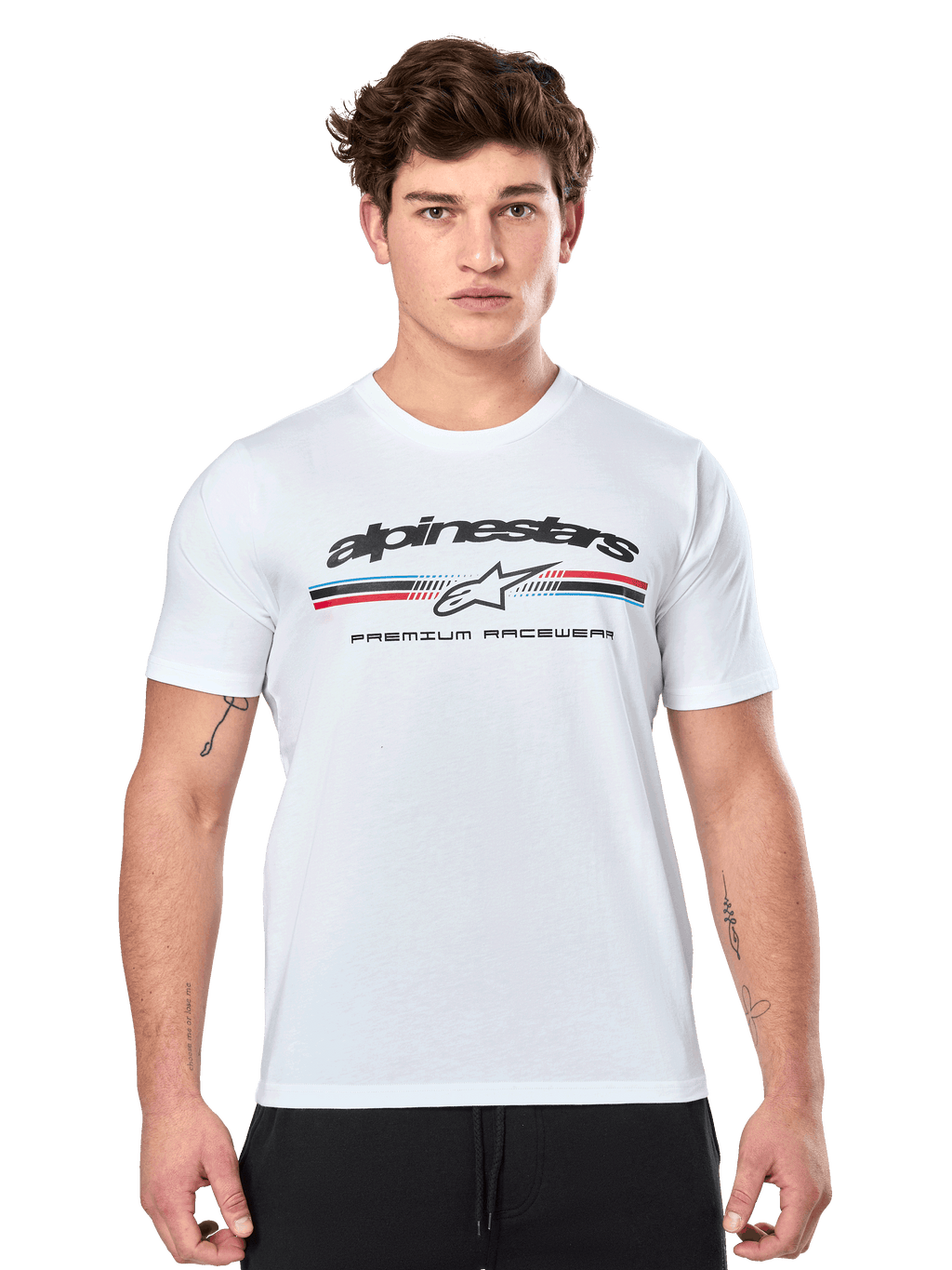 Alpinestars Prevail CSF Tee, t-shirt bianca a maniche corte, con logo frontale a strisce tricolore stile paddock con accenti rossi e blu, marchio Alpinestars nero e scritta 'Premium Racewear', indossata da un modello uomo, abbigliamento casual motorsport