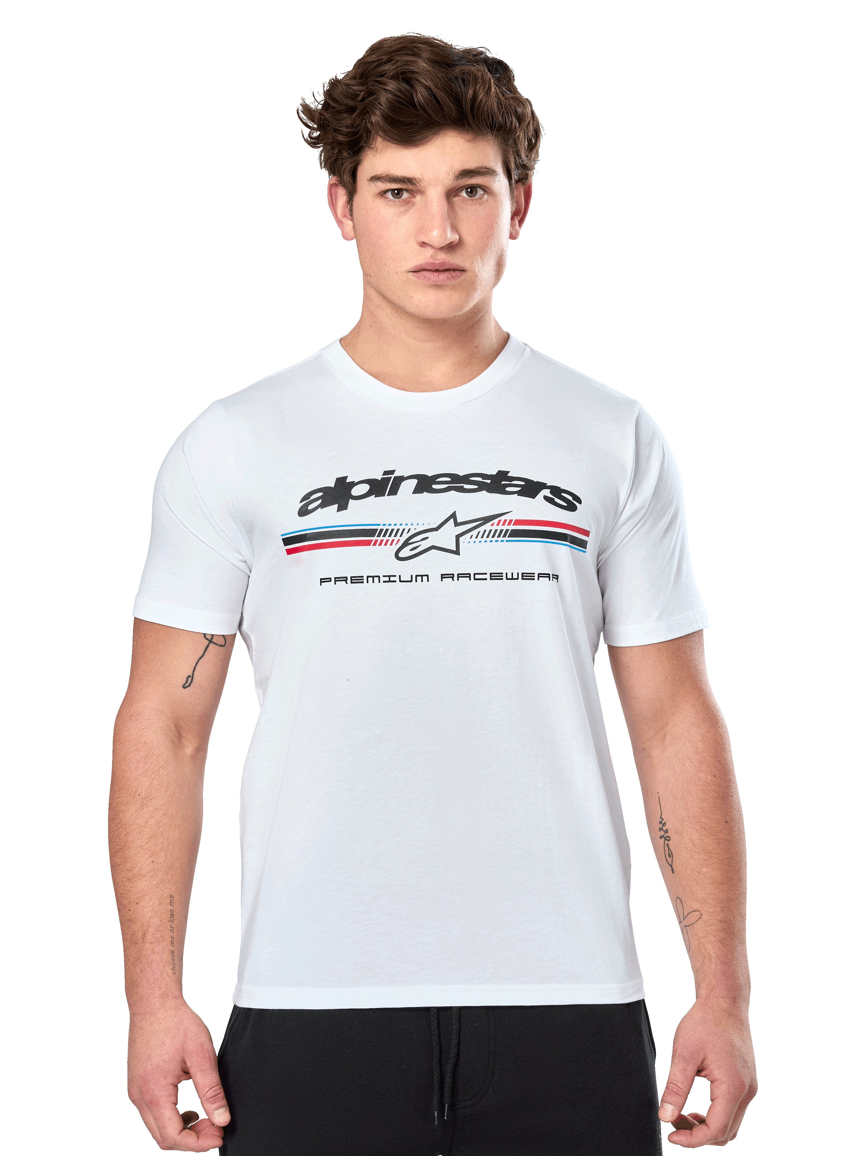 Alpinestars Prevail CSF Tee, t-shirt bianca a maniche corte, con logo frontale a strisce tricolore stile paddock con accenti rossi e blu, marchio Alpinestars nero e scritta 'Premium Racewear', indossata da un modello uomo, abbigliamento casual motorsport