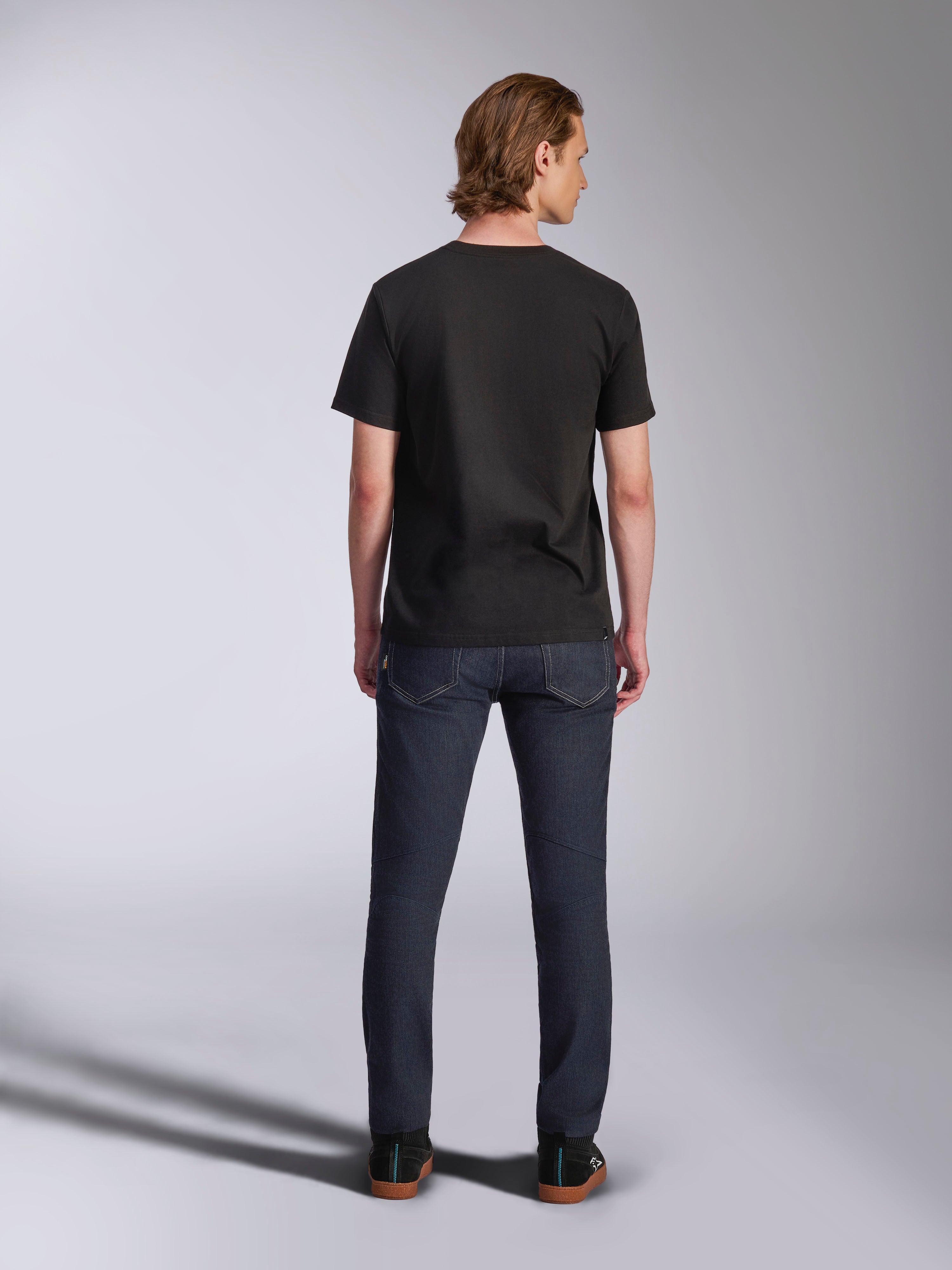 Alpinestars Luxo CSF Tee, maglietta a maniche corte, nero, vista posteriore, indossata da un modello con pantaloni in denim scuro, streetwear casual motorsport