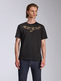 Alpinestars Luxo CSF Tee, t-shirt a maniche corte, nero, logo Astars con profilo dorato sul petto, indossata con jeans blu scuro, abbigliamento streetwear casual motorsport