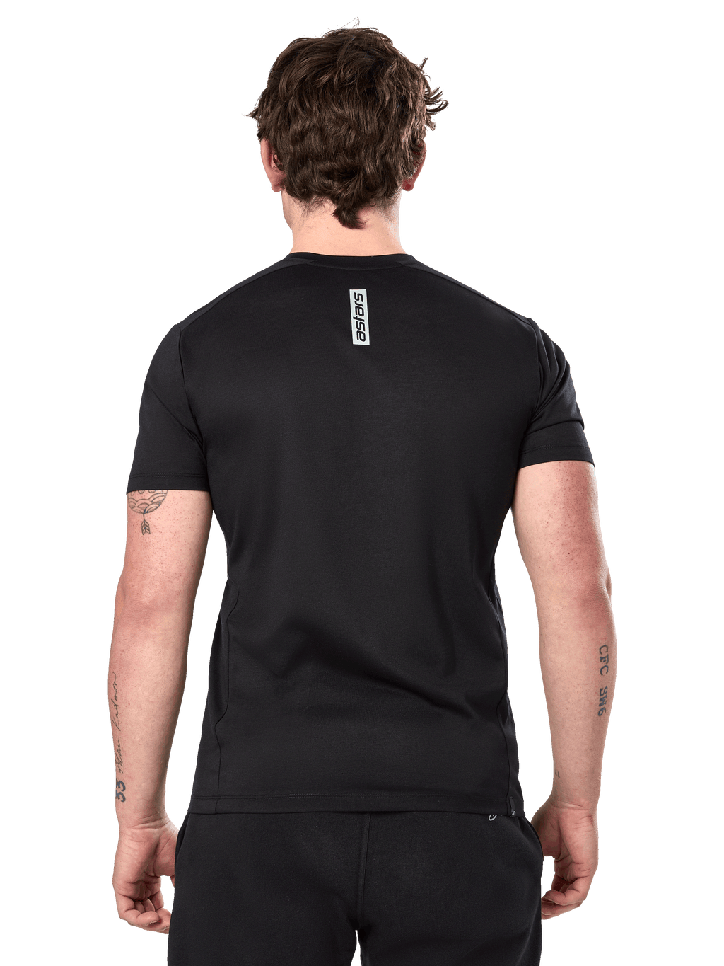 Alpinestars Point Performance Tee, maglietta a maniche corte, nero, vista posteriore su un uomo con stampa verticale della scritta astars sulla parte superiore della schiena, abbigliamento sportivo casual