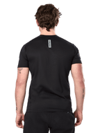 Alpinestars Point Performance Tee, maglietta a maniche corte, nero, vista posteriore su un uomo con stampa verticale della scritta astars sulla parte superiore della schiena, abbigliamento sportivo casual