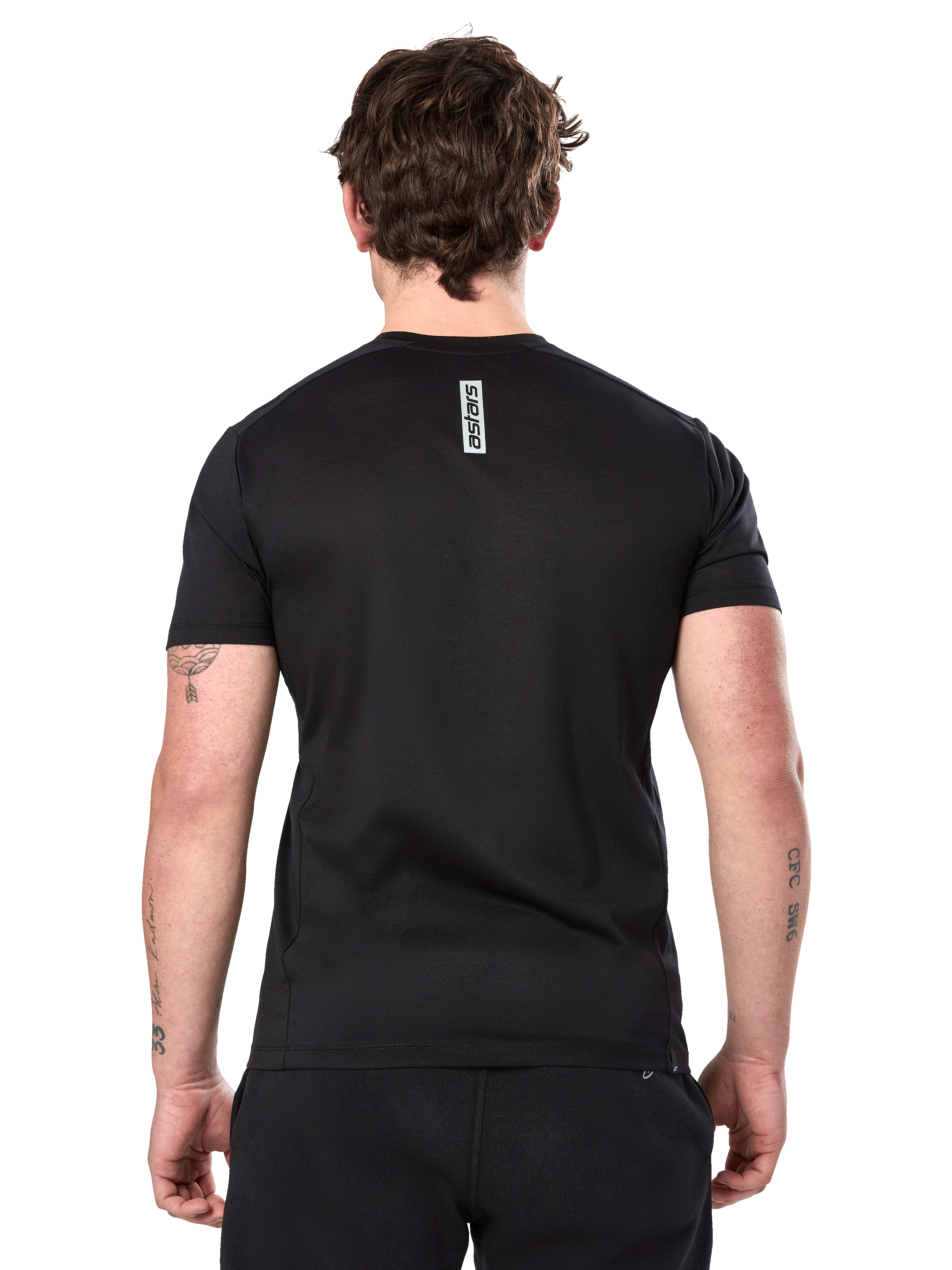 Alpinestars Point Performance Tee, maglietta a maniche corte, nero, vista posteriore su un uomo con stampa verticale della scritta astars sulla parte superiore della schiena, abbigliamento sportivo casual
