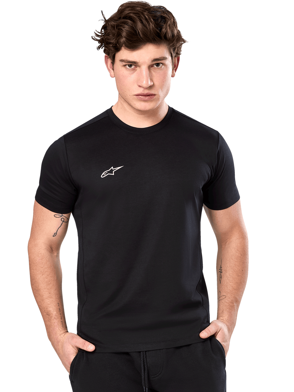 Alpinestars Point Performance Tee, maglietta a maniche corte, nero, piccolo logo Alpinestars bianco sul petto, indossata da un modello, abbigliamento sportivo performante e sostenibile