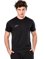 Alpinestars Point Performance Tee, maglietta a maniche corte, nero, piccolo logo Alpinestars bianco sul petto, indossata da un modello, abbigliamento sportivo performante e sostenibile