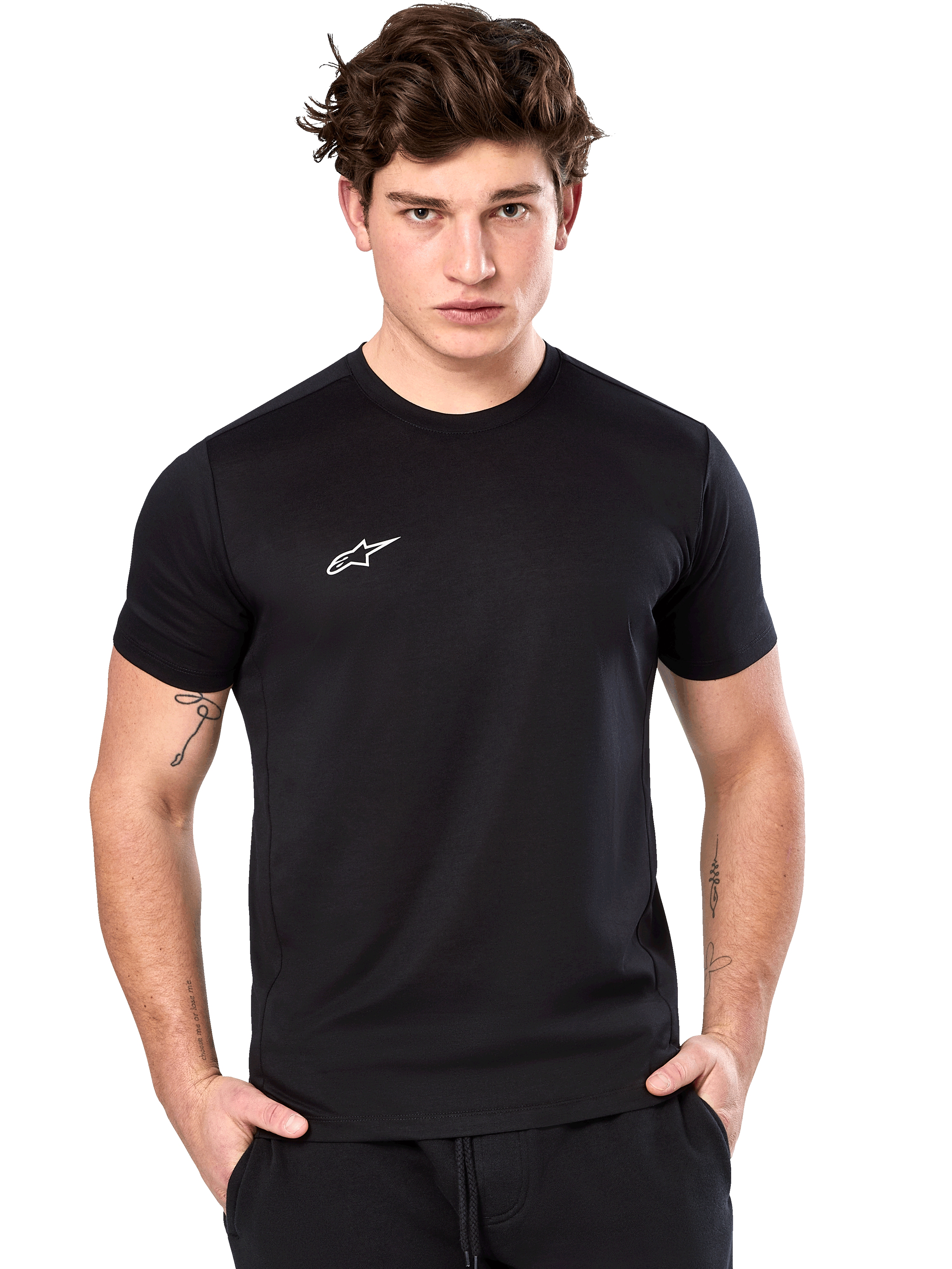Alpinestars Point Performance Tee, maglietta a maniche corte, nero, piccolo logo Alpinestars bianco sul petto, indossata da un modello, abbigliamento sportivo performante e sostenibile