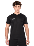 Alpinestars Point Performance Tee, maglietta tecnica a maniche corte, nera, piccolo logo Alpinestars bianco sul petto, indossata da un uomo con tatuaggi sulle braccia, abbigliamento sportivo tecnico casual