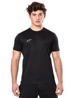 Alpinestars Point Performance Tee, maglietta tecnica a maniche corte, nera, piccolo logo Alpinestars bianco sul petto, indossata da un uomo con tatuaggi sulle braccia, abbigliamento sportivo tecnico casual