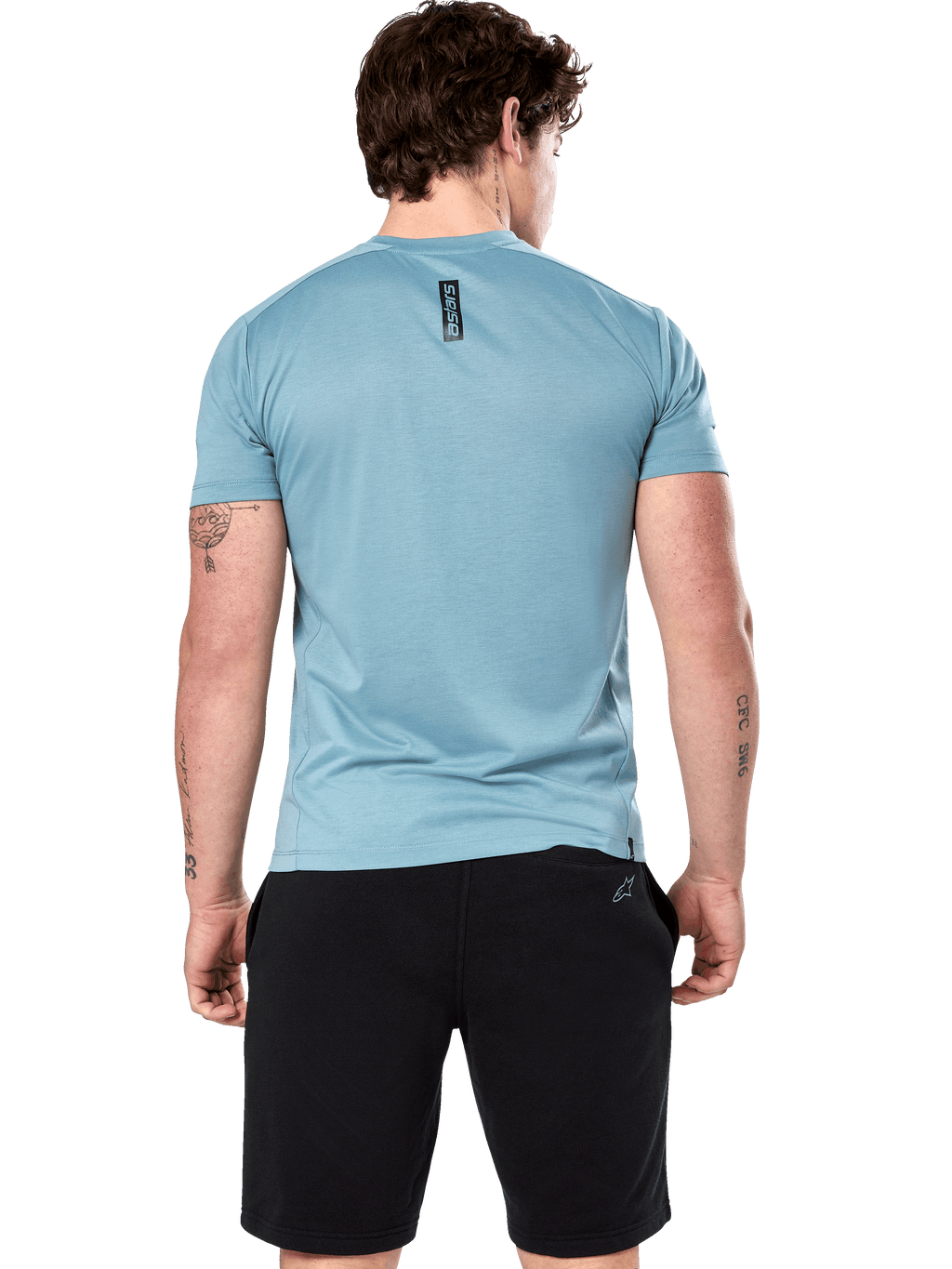 Alpinestars Point Performance Tee, t-shirt a maniche corte, blu ghiaccio, vista posteriore su modello con stampa verticale nera della scritta astars, abbinata a pantaloncini neri, abbigliamento sportivo casual