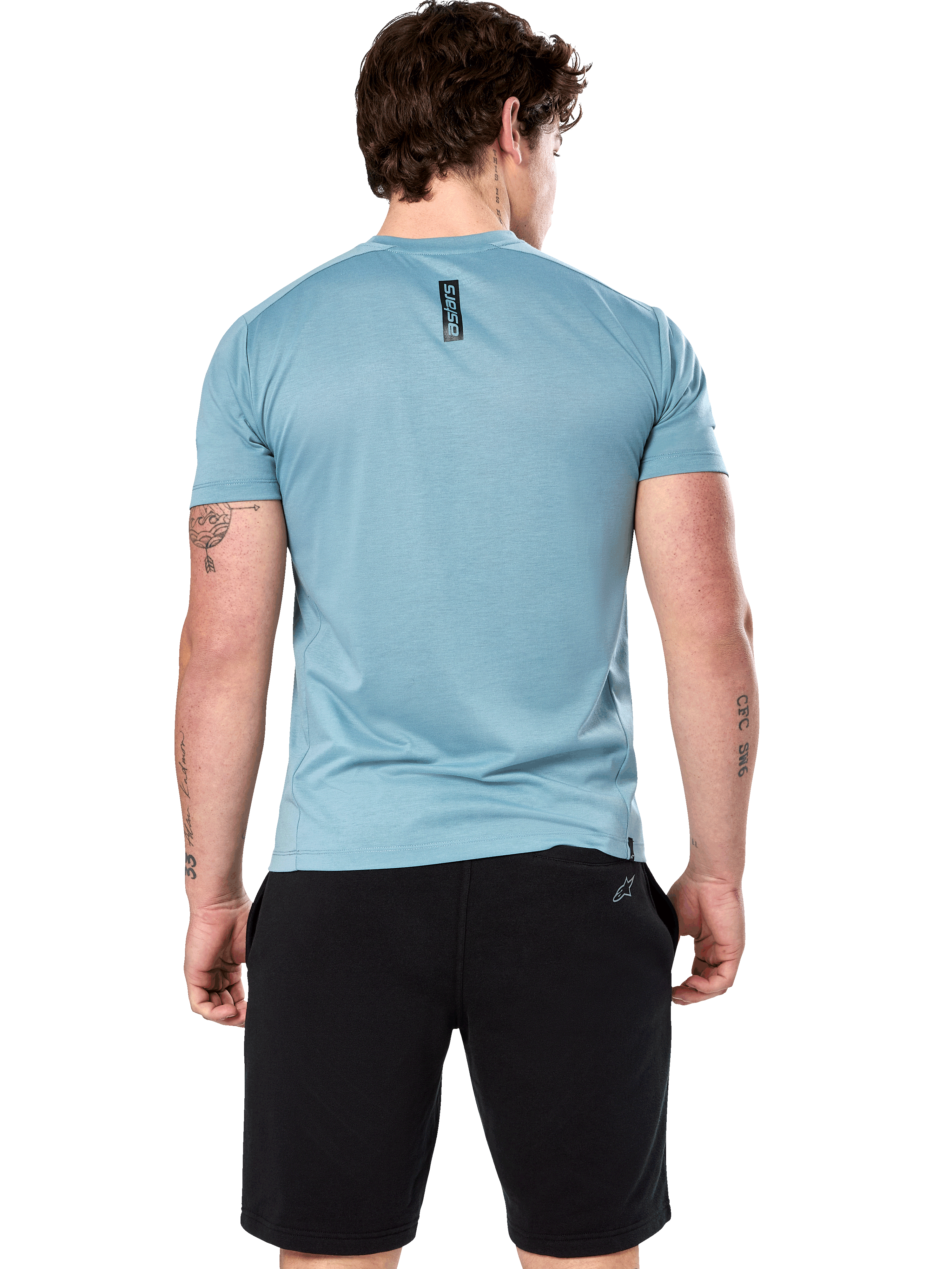 Alpinestars Point Performance Tee, t-shirt a maniche corte, blu ghiaccio, vista posteriore su modello con stampa verticale nera della scritta astars, abbinata a pantaloncini neri, abbigliamento sportivo casual