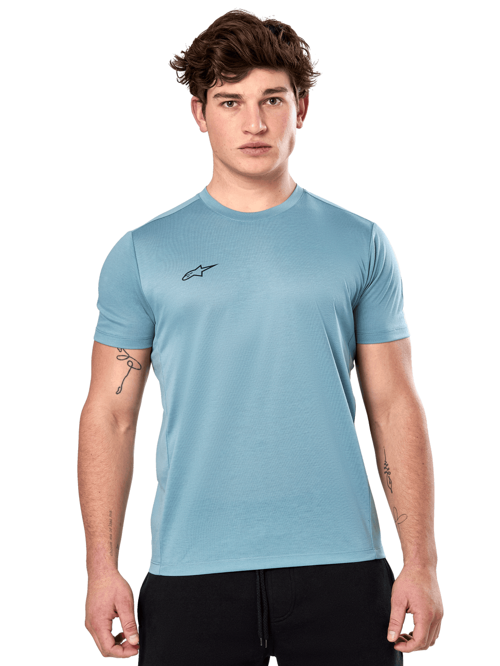 Alpinestars Point Performance Tee, maglietta a maniche corte, Ice Blue, con un piccolo logo nero sul petto, indossata da un modello con pantaloncini neri, abbigliamento sportivo tecnico casual