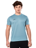 Alpinestars Point Performance Tee, maglietta a maniche corte, Ice Blue, con un piccolo logo nero sul petto, indossata da un modello con pantaloncini neri, abbigliamento sportivo tecnico casual