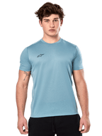 Alpinestars Point Performance Tee, maglietta a maniche corte, Ice Blue, con un piccolo logo nero sul petto, indossata da un modello con pantaloncini neri, abbigliamento sportivo tecnico casual