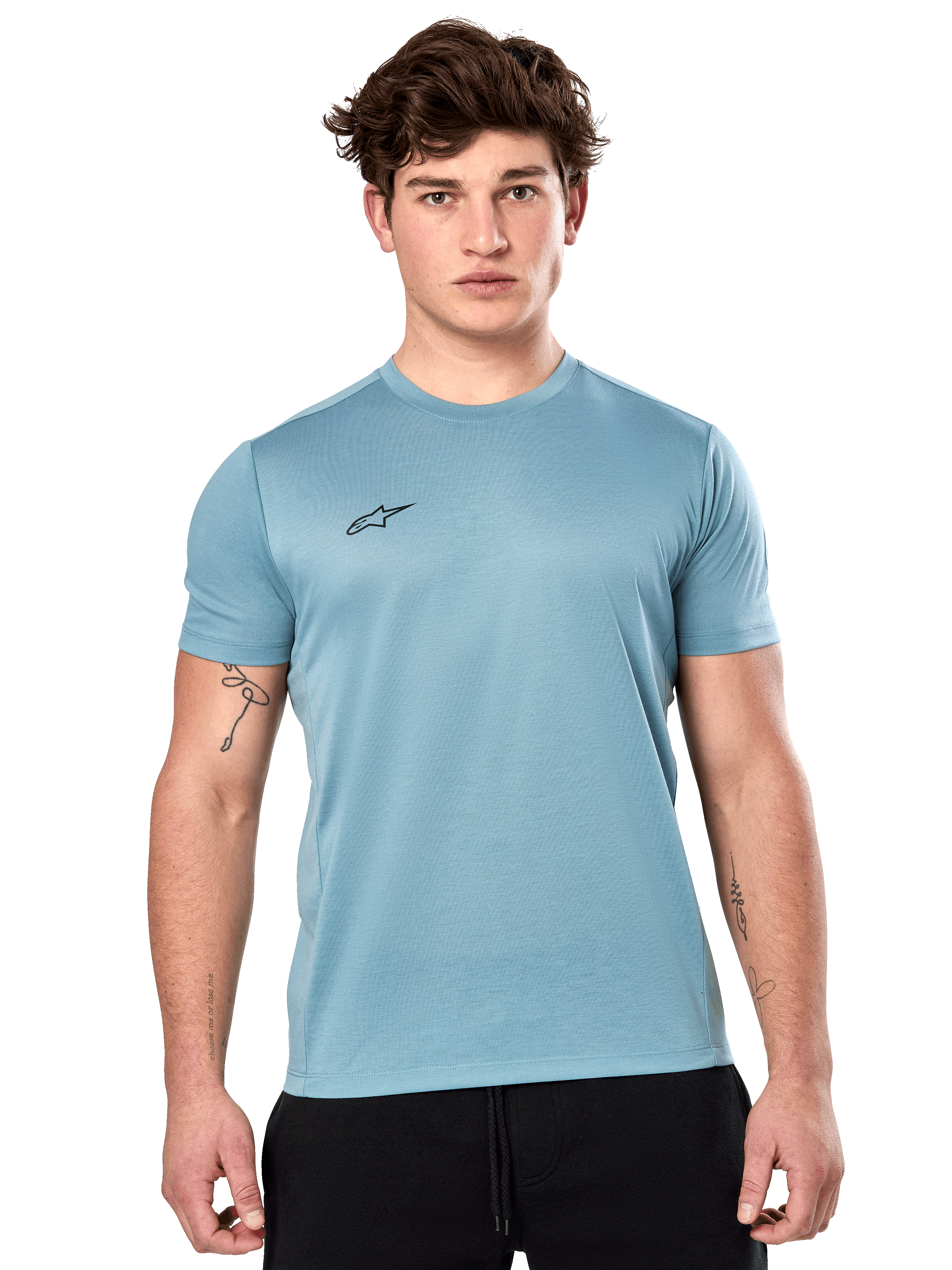 Alpinestars Point Performance Tee, maglietta a maniche corte, Ice Blue, con un piccolo logo nero sul petto, indossata da un modello con pantaloncini neri, abbigliamento sportivo tecnico casual