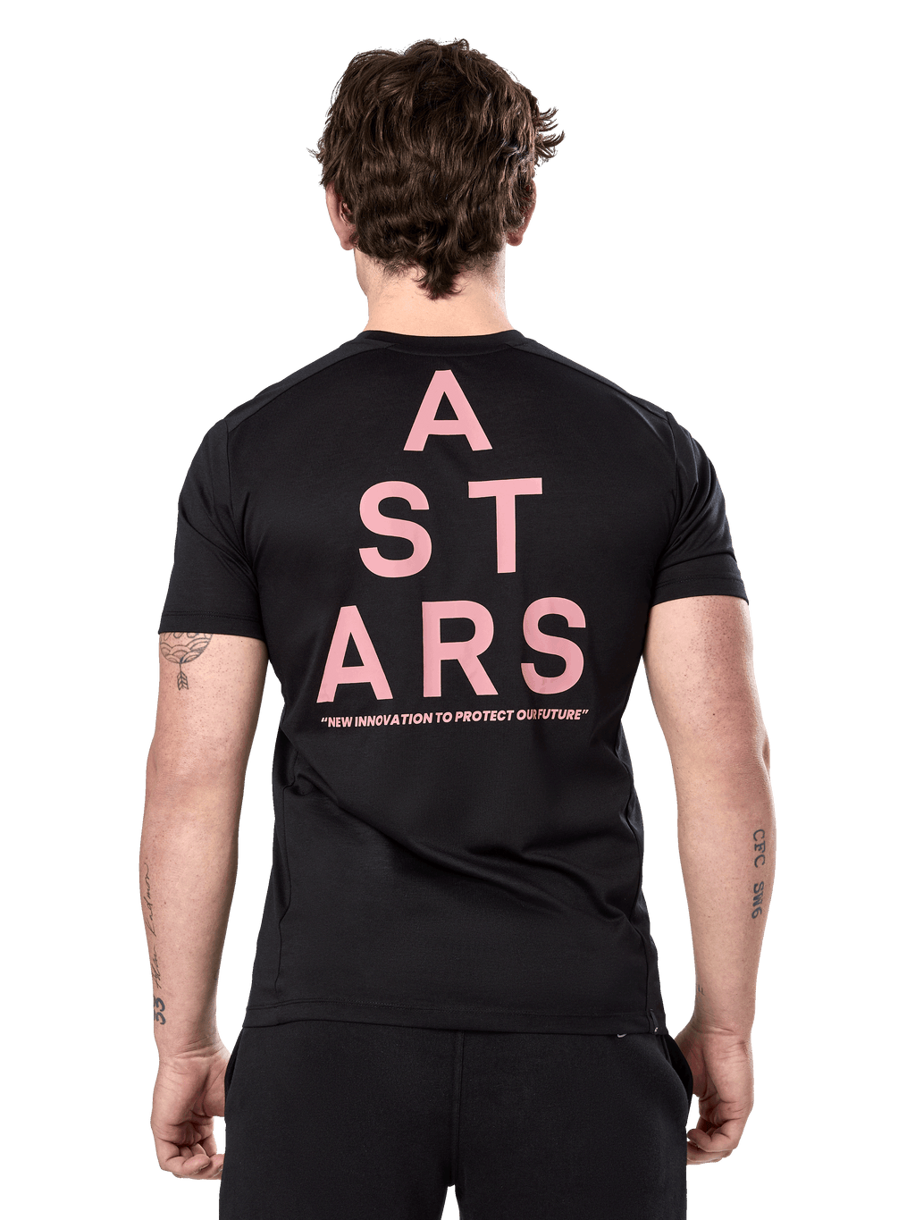 Alpinestars Attrition Performance Tee, t-shirt a maniche corte, nera, vista posteriore con grande grafica ASTARS verticale rosa e slogan, abbigliamento sportivo tecnico