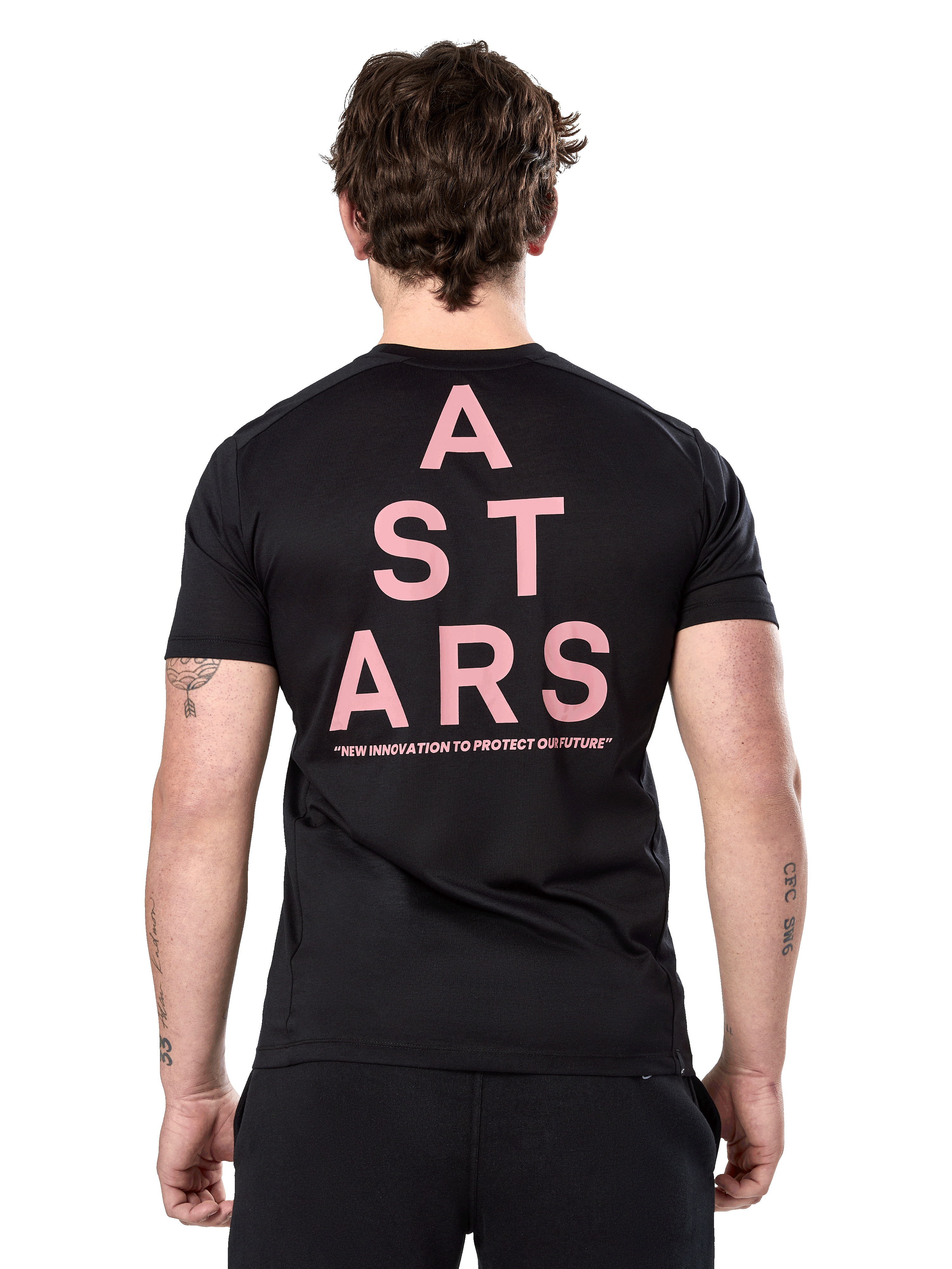 Alpinestars Attrition Performance Tee, t-shirt a maniche corte, nera, vista posteriore con grande grafica ASTARS verticale rosa e slogan, abbigliamento sportivo tecnico