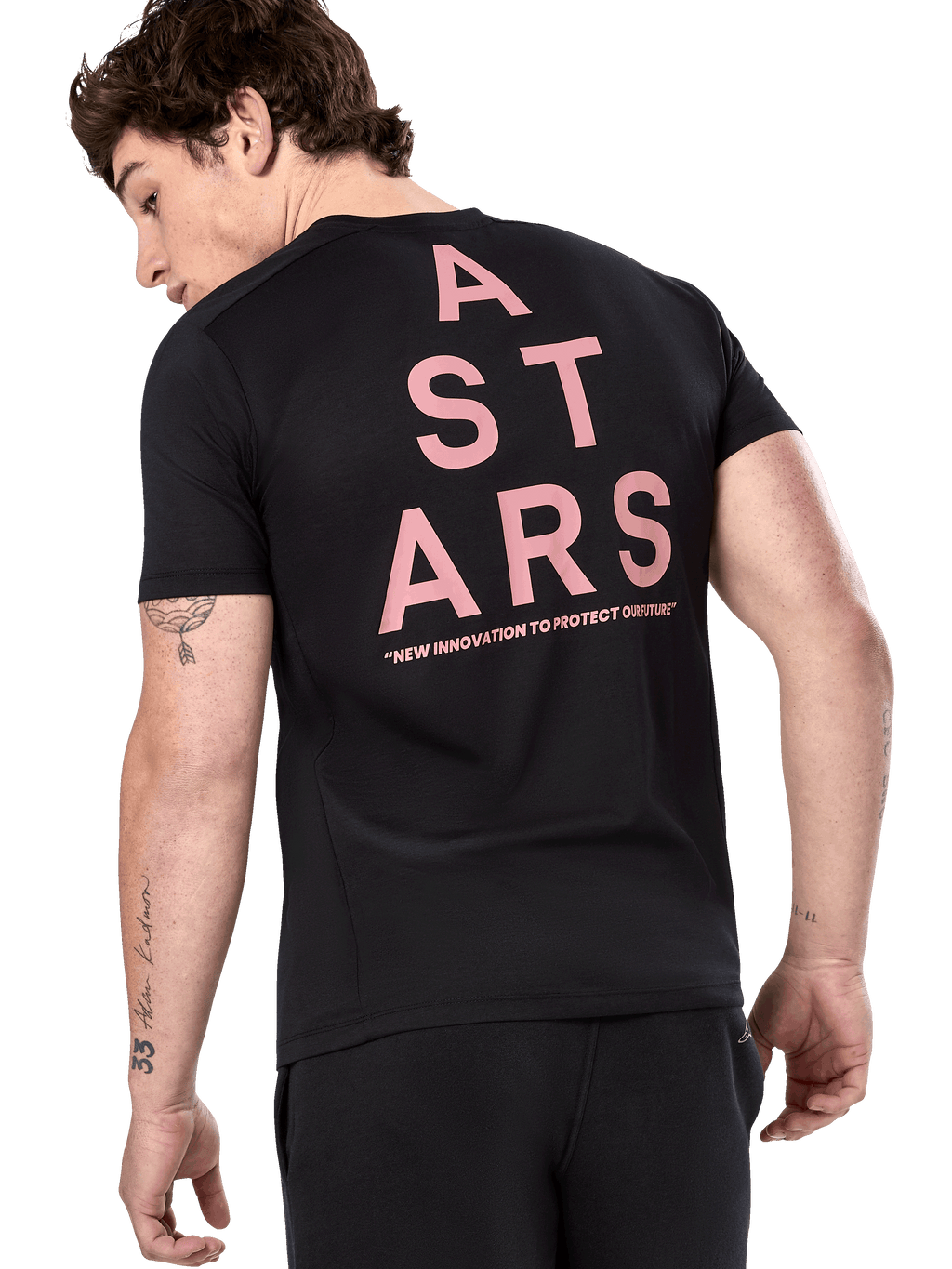 Alpinestars Attrition Performance Tee, t-shirt a maniche corte, nero, vista posteriore con grande grafica ASTARS verticale rosa e slogan "NEW INNOVATION TO PROTECT OUR FUTURE", abbigliamento sportivo casual